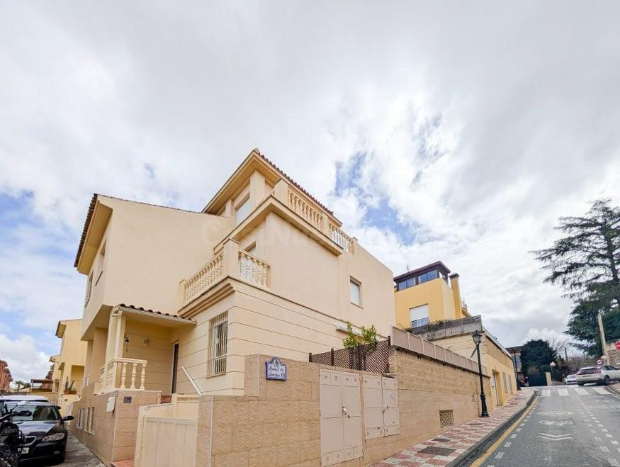 Exclusiva Residencia Unifamiliar en Cájar: Haciendo esquina.