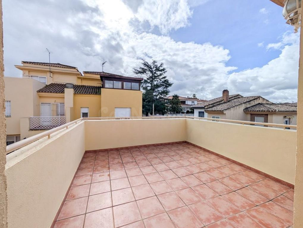 Exclusiva Residencia Unifamiliar en Cájar: Haciendo esquina. - foto 3