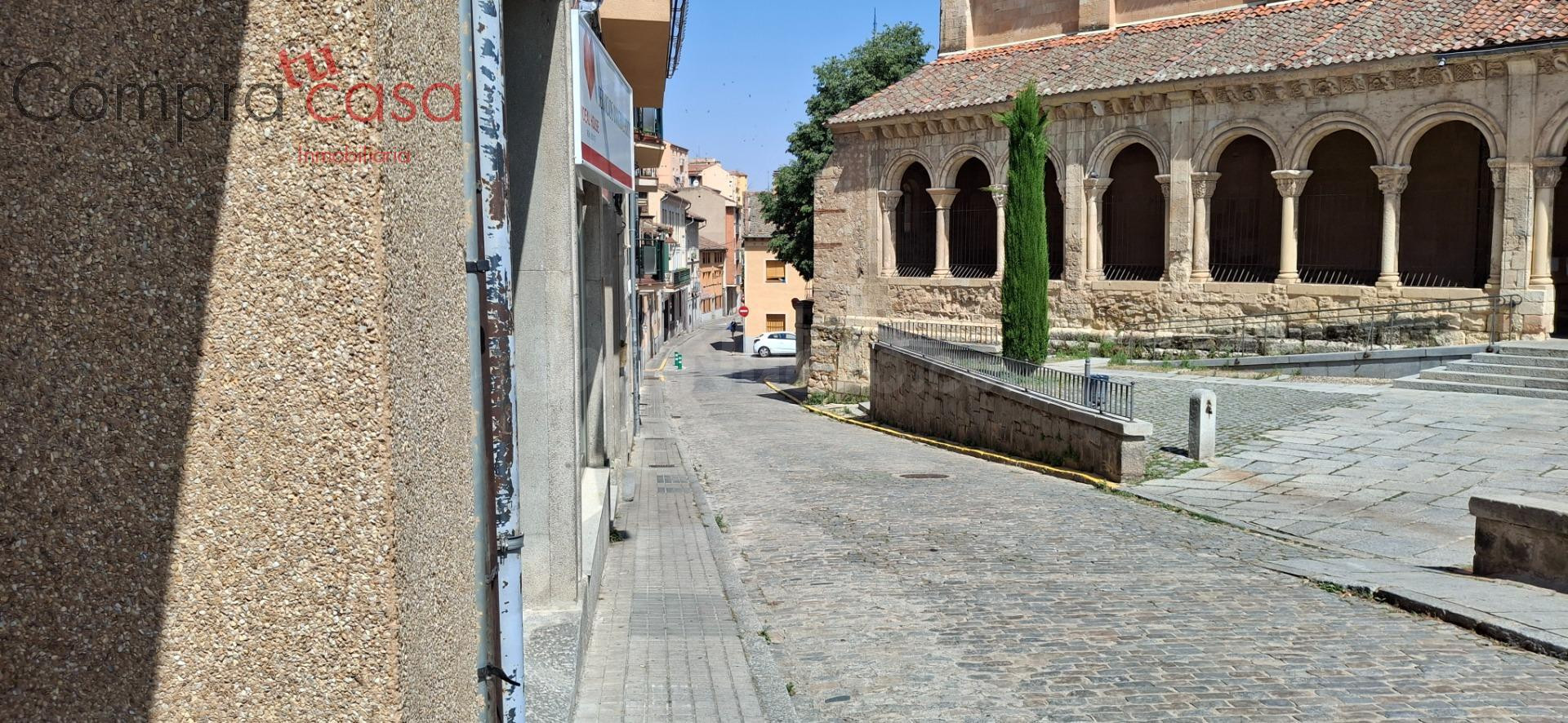 ALQUILER GARAJE AVENIDA DEL ACUEDUCTO 30.-.PLAZA 5 - foto 2
