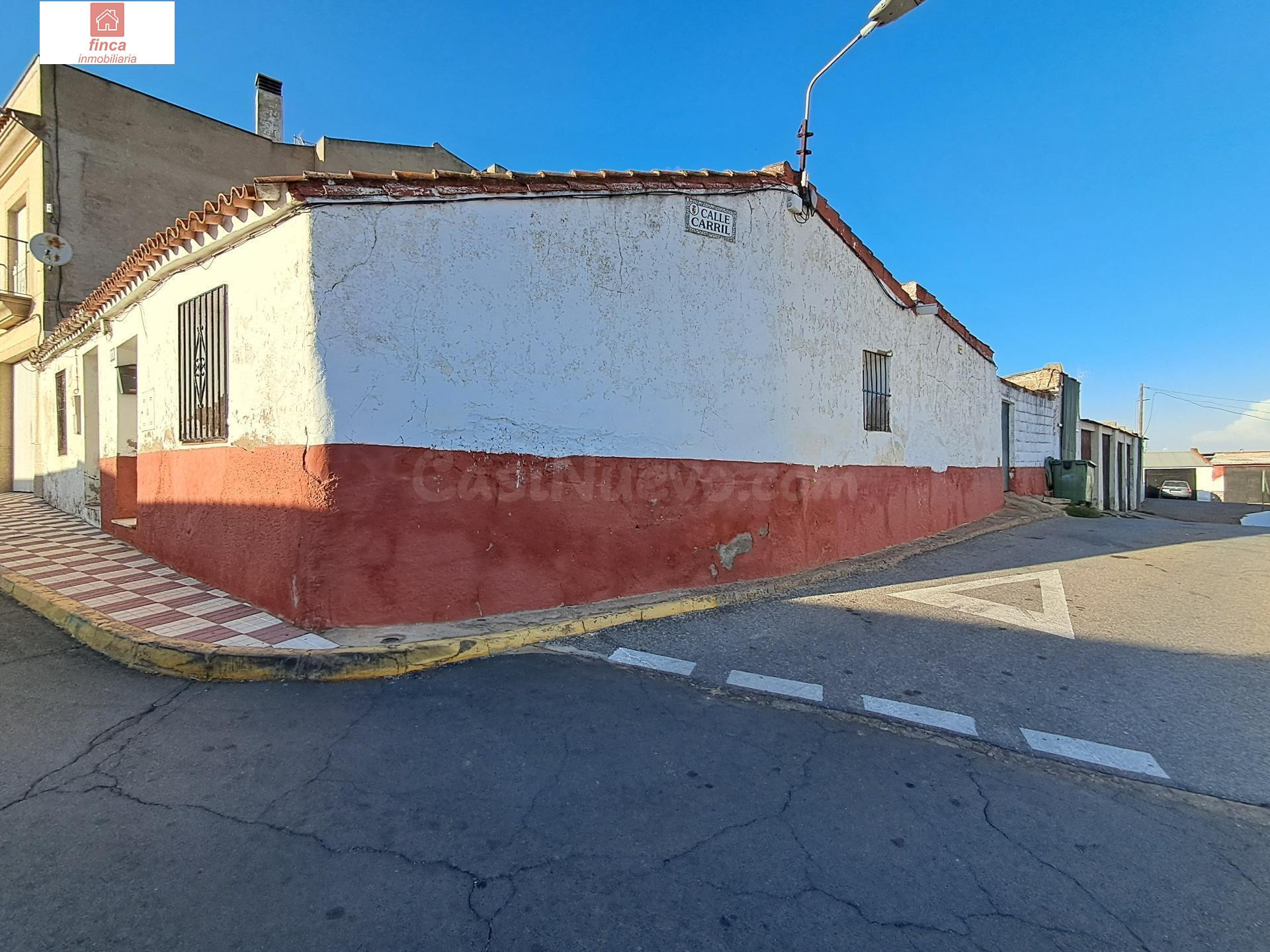 SE VENDE CASA EN LOBON, REFORMADA, ESPACIOS ABIERTOS, LUMINOSA, DE ESQUINA - foto 2