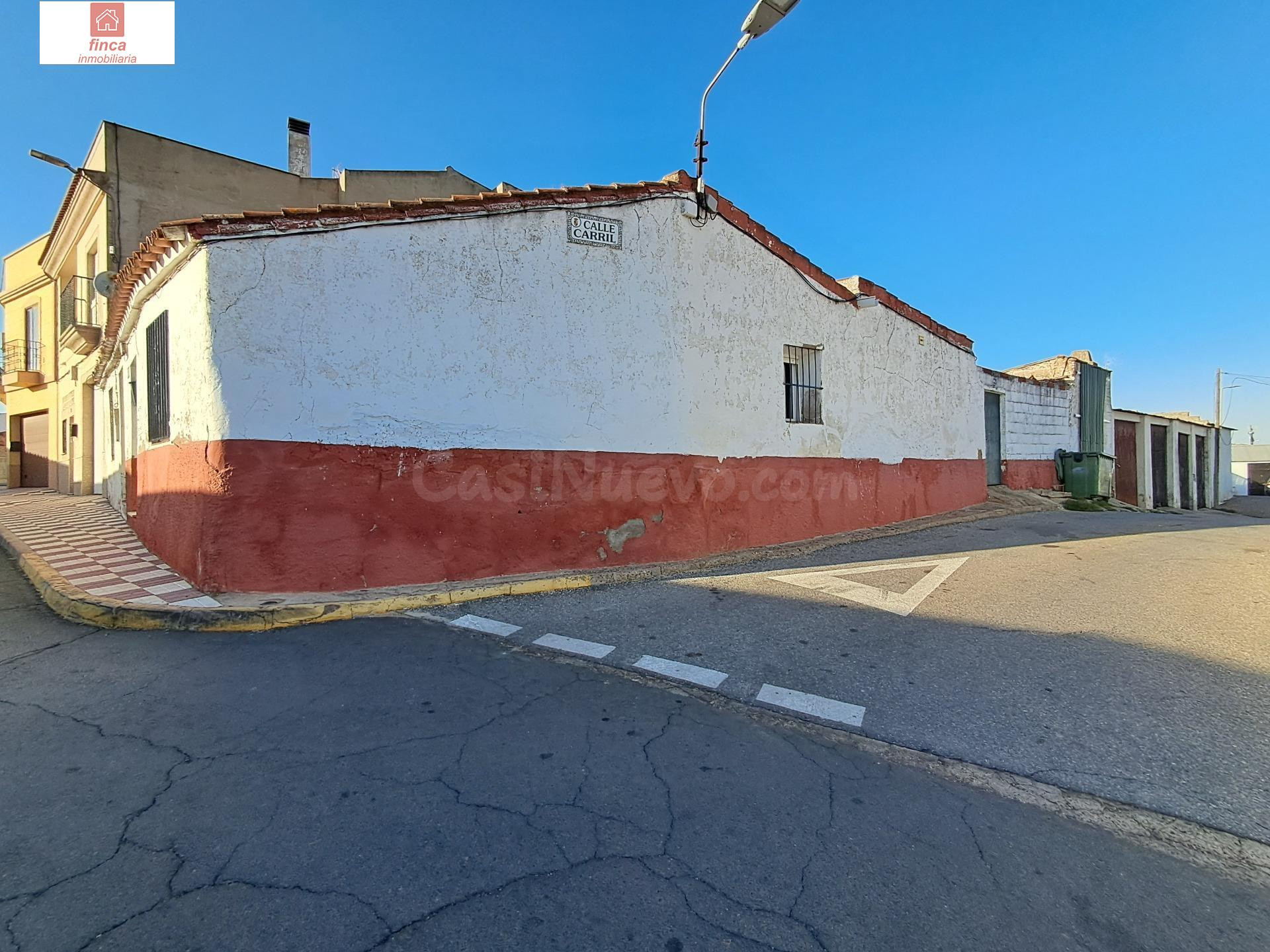 SE VENDE CASA EN LOBON, REFORMADA, ESPACIOS ABIERTOS, LUMINOSA, DE ESQUINA - foto 3