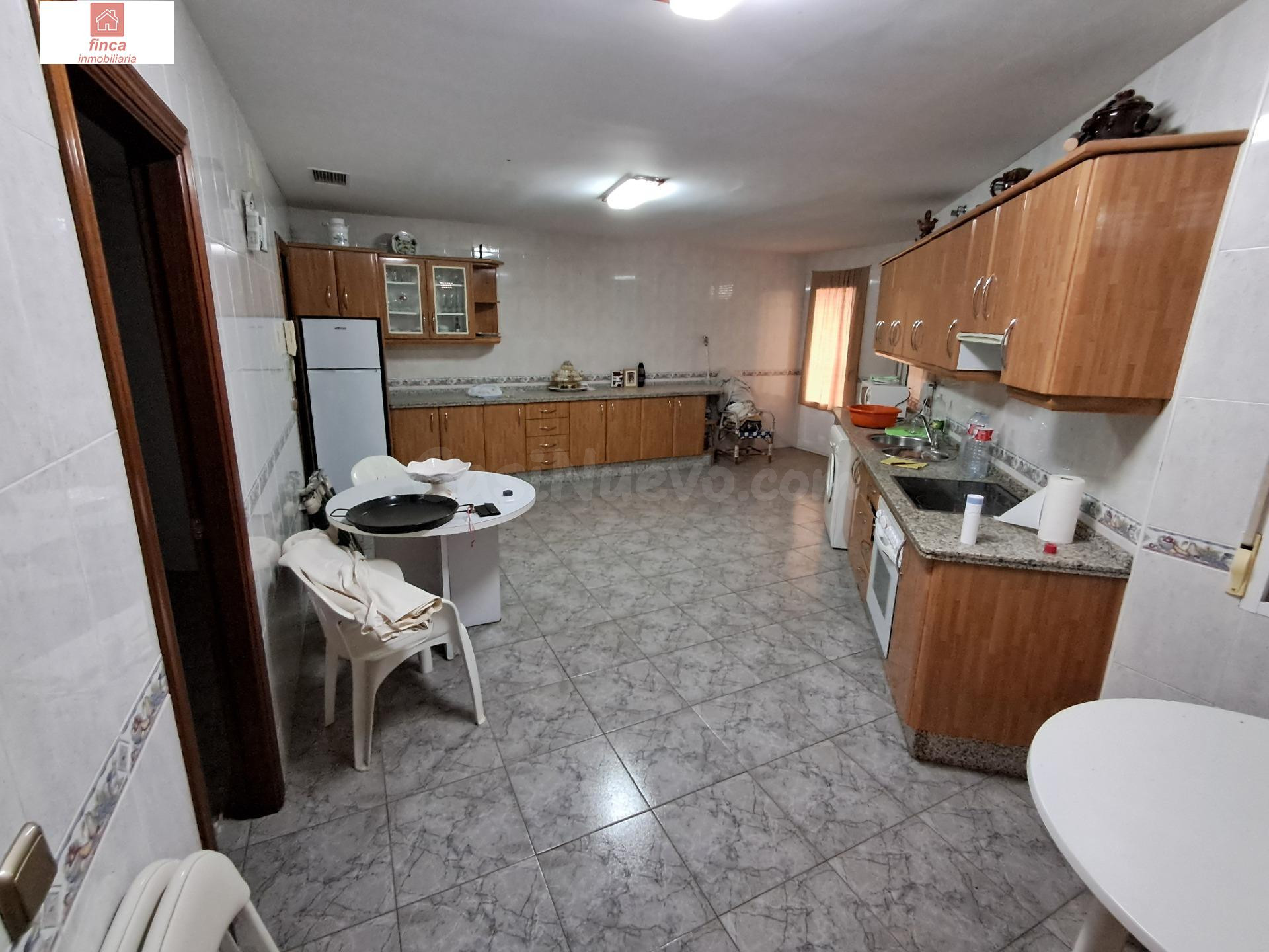 VENTA EN MONTIJO, PISO MUY AMPLIO DE 225 M2 UTILES, AMPLIAS ESTANCIAS, CLIMATIZADO, AMUEBLADO, DE ESQUINA - foto 2
