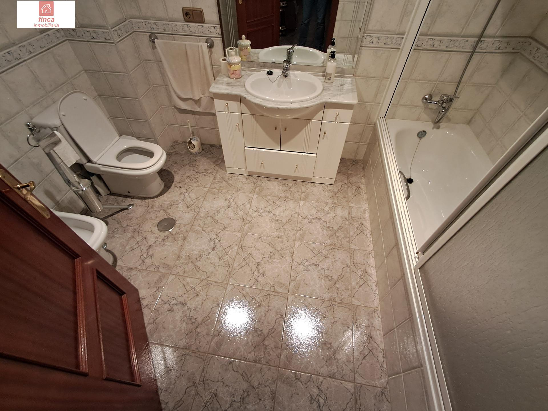 VENTA EN MONTIJO, PISO MUY AMPLIO DE 225 M2 UTILES, AMPLIAS ESTANCIAS, CLIMATIZADO, AMUEBLADO, DE ESQUINA - foto 3