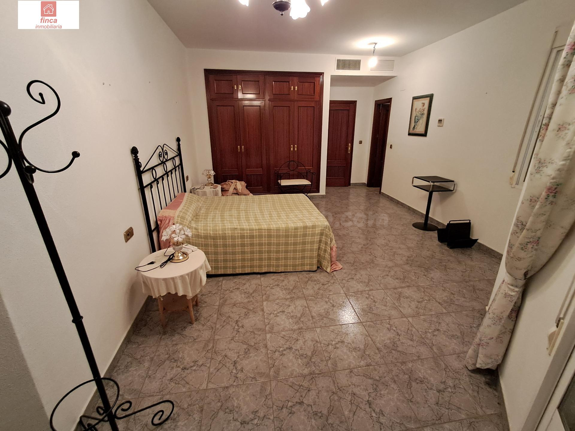 VENTA EN MONTIJO, PISO MUY AMPLIO DE 225 M2 UTILES, AMPLIAS ESTANCIAS, CLIMATIZADO, AMUEBLADO, DE ESQUINA - foto 4