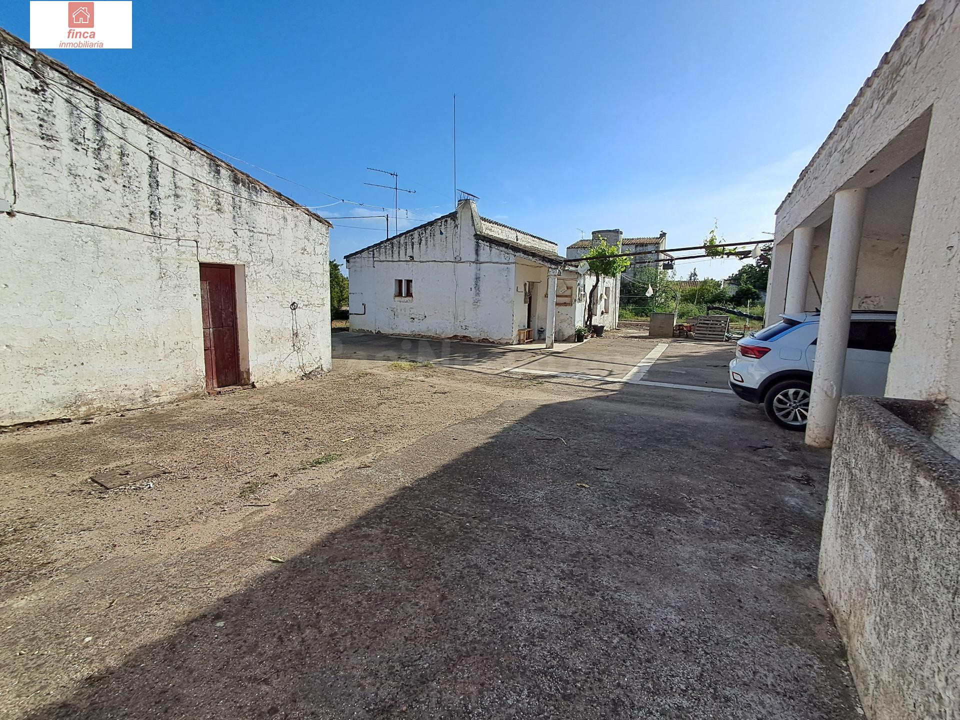 VENTA PARCELA DE COLONOS EN EL TERMINO DE VALDELACALZADA, CON LUZ Y AGUA, 3,7 HECTAREAS, CASA, CUADRAS PARA REFORMAR - foto 4
