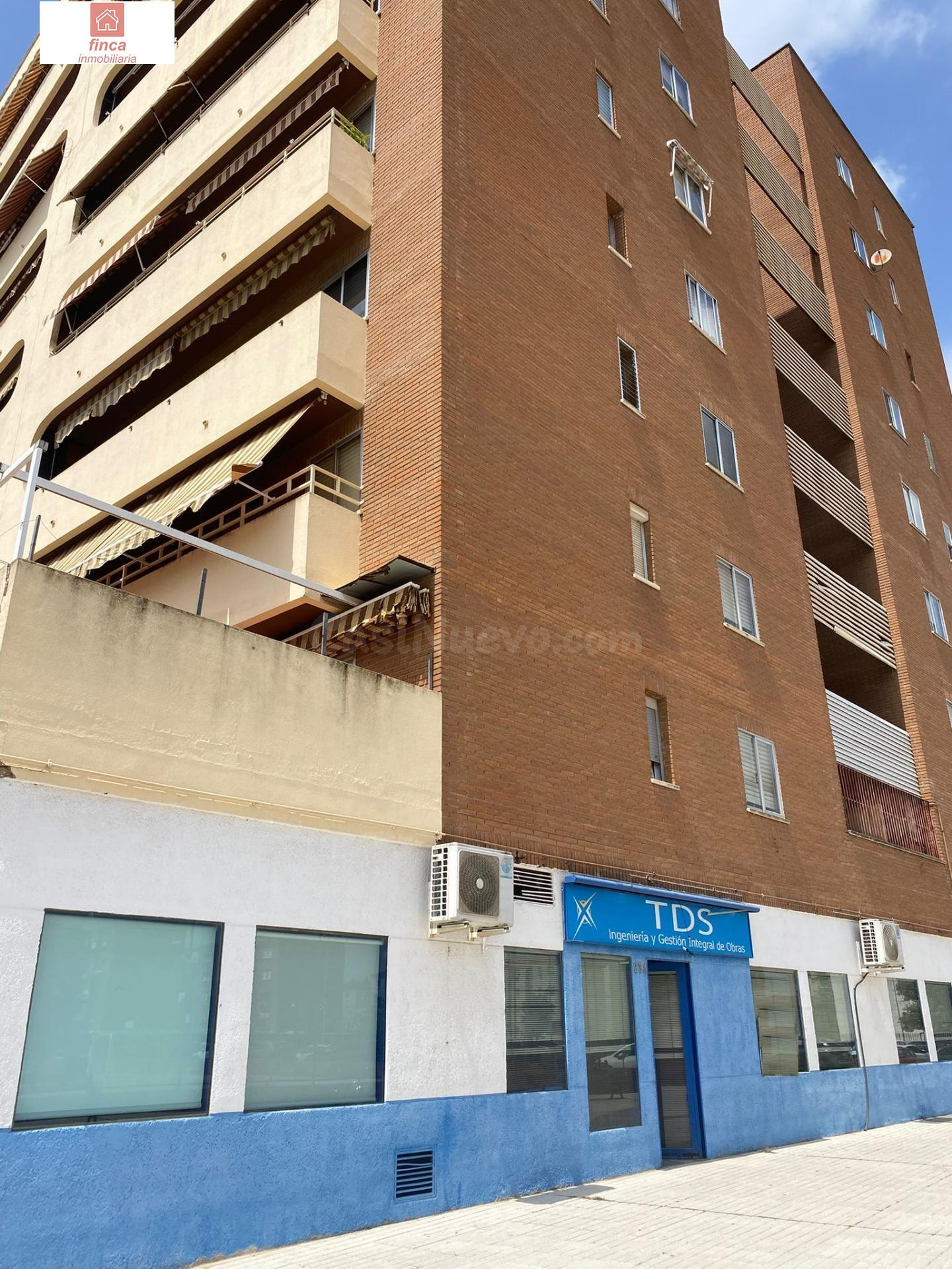 VENTA EN BADAJOZ, ZONA VALDEPASILLAS, LOCAL COMERCIAL PLANTA BAJA, DE ESQUINA, EQUIPADO CON AIRE ACONDICIONADO, ZONA DE MUCHO PASO - foto 2