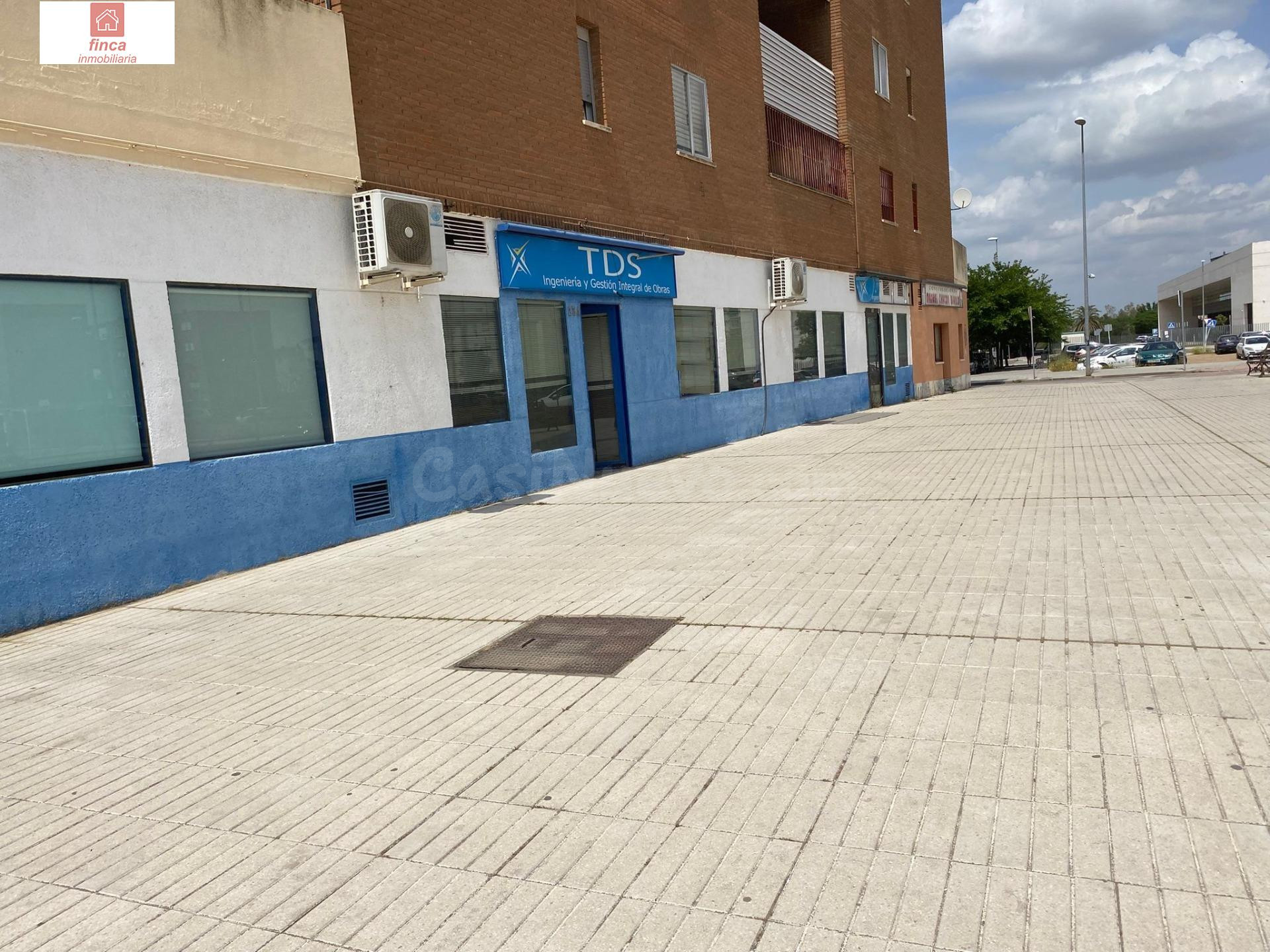 VENTA EN BADAJOZ, ZONA VALDEPASILLAS, LOCAL COMERCIAL PLANTA BAJA, DE ESQUINA, EQUIPADO CON AIRE ACONDICIONADO, ZONA DE MUCHO PASO - foto 3