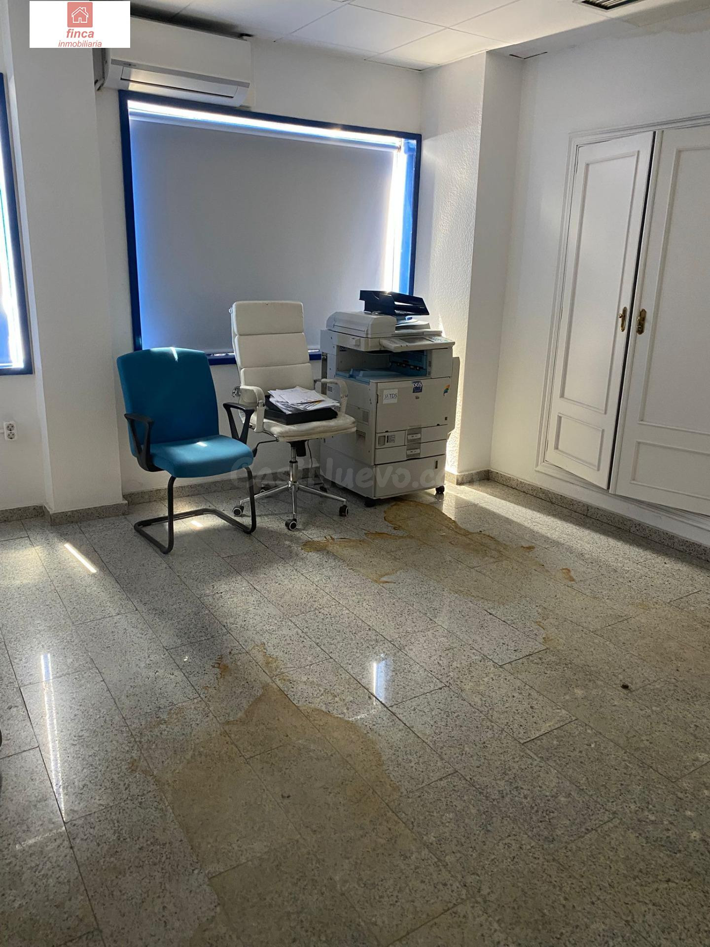 VENTA EN BADAJOZ, ZONA VALDEPASILLAS, LOCAL COMERCIAL PLANTA BAJA, DE ESQUINA, EQUIPADO CON AIRE ACONDICIONADO, ZONA DE MUCHO PASO - foto 4