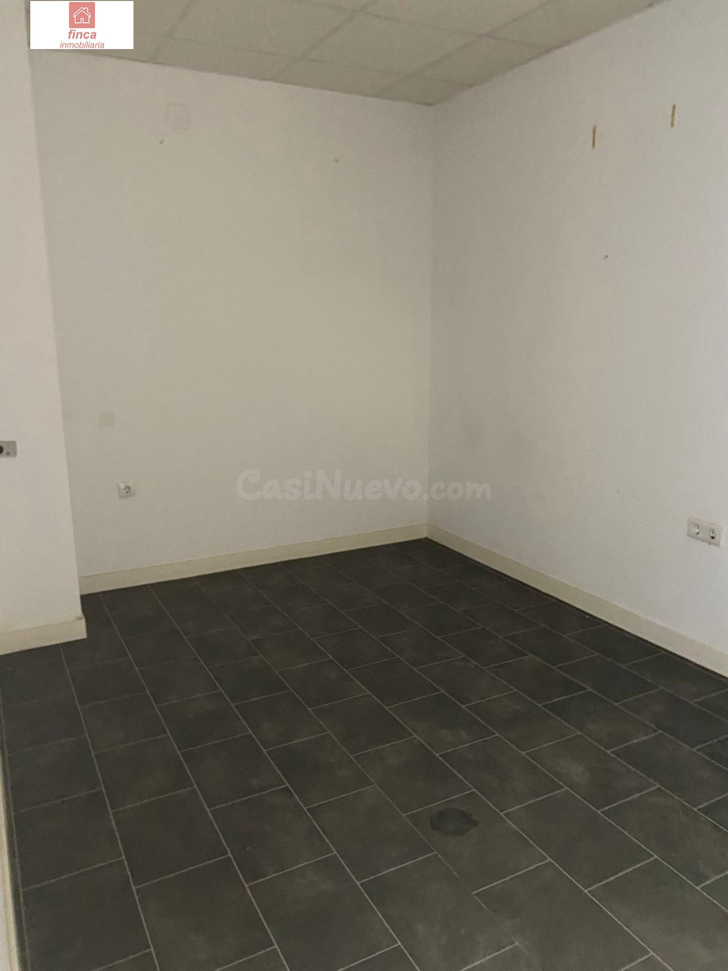 VENTA EN BADAJOZ, ZONA VALDEPASILLAS, LOCAL COMERCIAL PLANTA BAJA, DE ESQUINA, EQUIPADO CON AIRE ACONDICIONADO, ZONA DE MUCHO PASO - foto 5
