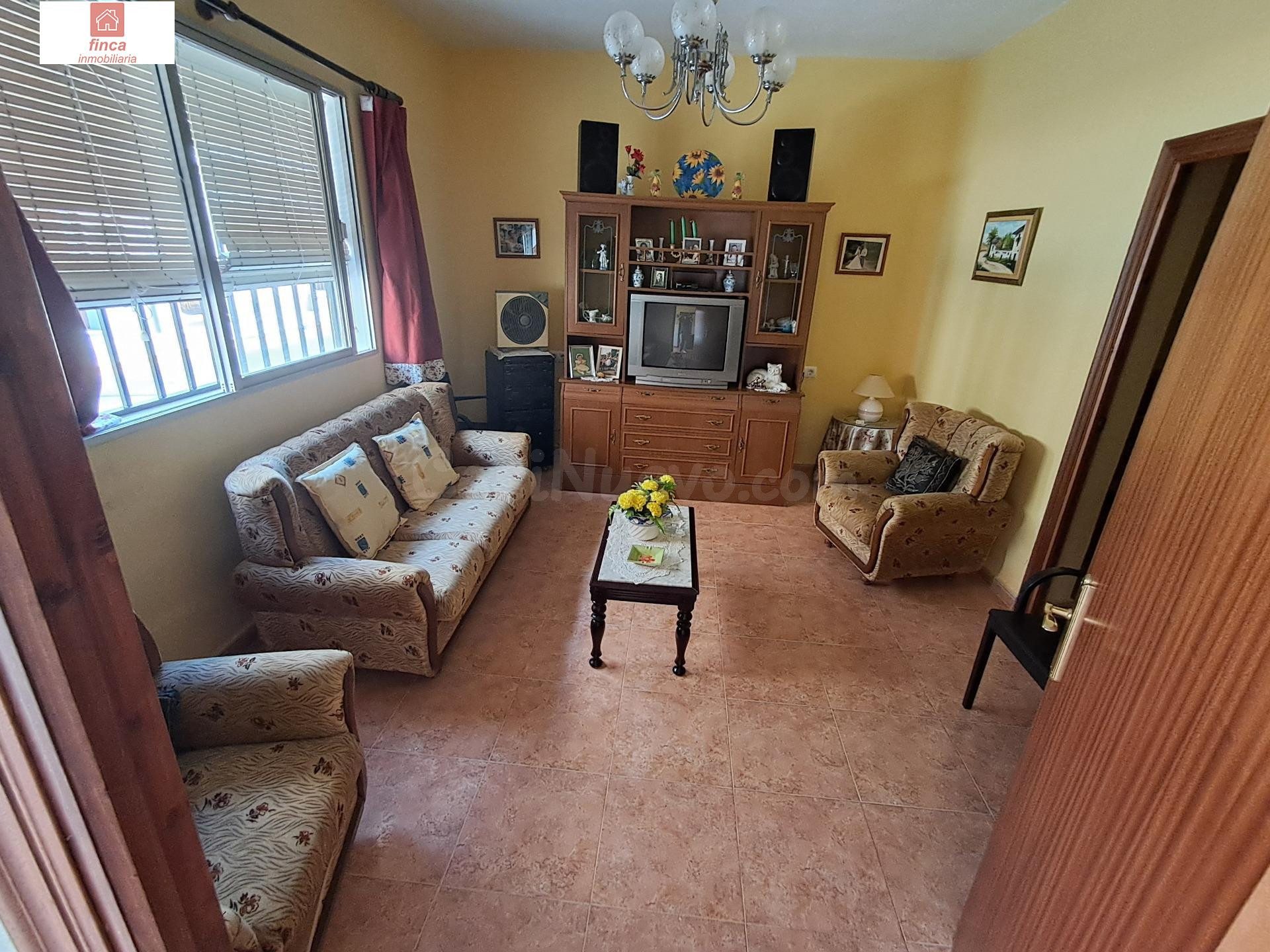 SE VENDE VIVIENDA EN MONTIJO, ZONA CENTRO, REFORMADA, AMPLIA Y LUMINOSA, CERCA DE TODOS LOS SERVICIOS - foto 2
