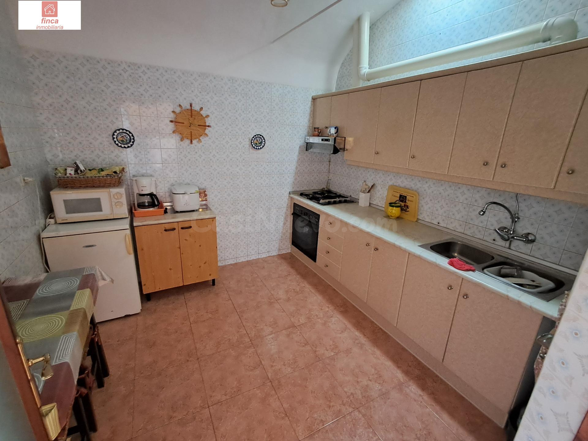 SE VENDE VIVIENDA EN MONTIJO, ZONA CENTRO, REFORMADA, AMPLIA Y LUMINOSA, CERCA DE TODOS LOS SERVICIOS - foto 3
