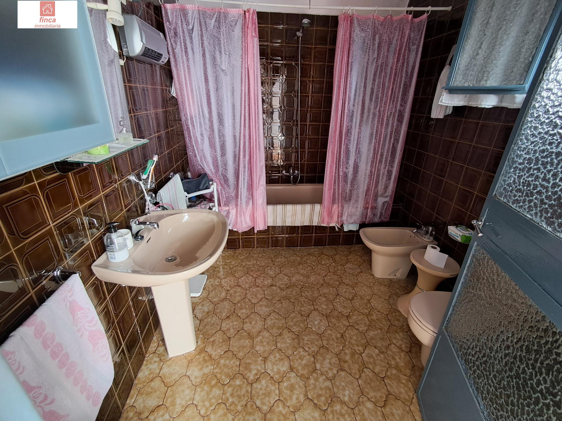 SE VENDE VIVIENDA EN MONTIJO, ZONA CENTRO, REFORMADA, AMPLIA Y LUMINOSA, CERCA DE TODOS LOS SERVICIOS - foto 4