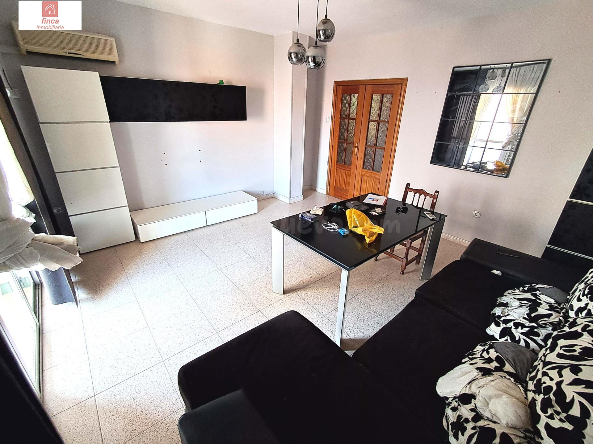 VENTA PUEBLA DE LA CALZADA, ZONA CENTRO,  PISO EN 1ª PLANTA SIN ASCENSOR, AMPLIO PISO DE 120 M2, CON TERRAZA, Y DOS PLAZAS DE GARAJE - foto 2