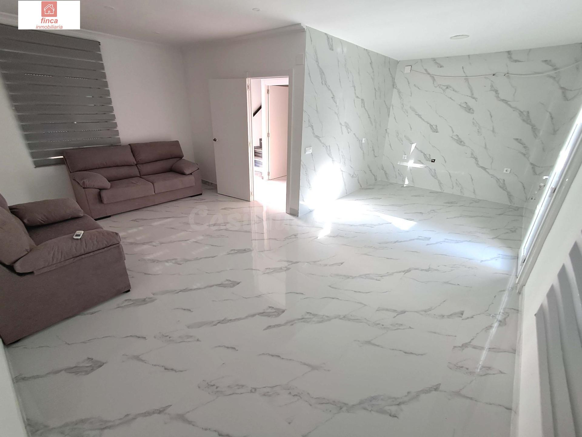 PUEBLA DE LA CALZADA, VIVIENDA TIPO DUPLEX, REFORMADA, CON GARAJE Y TRASTERO, LUMINOSA Y CON PATIO AMPLIO - foto 3