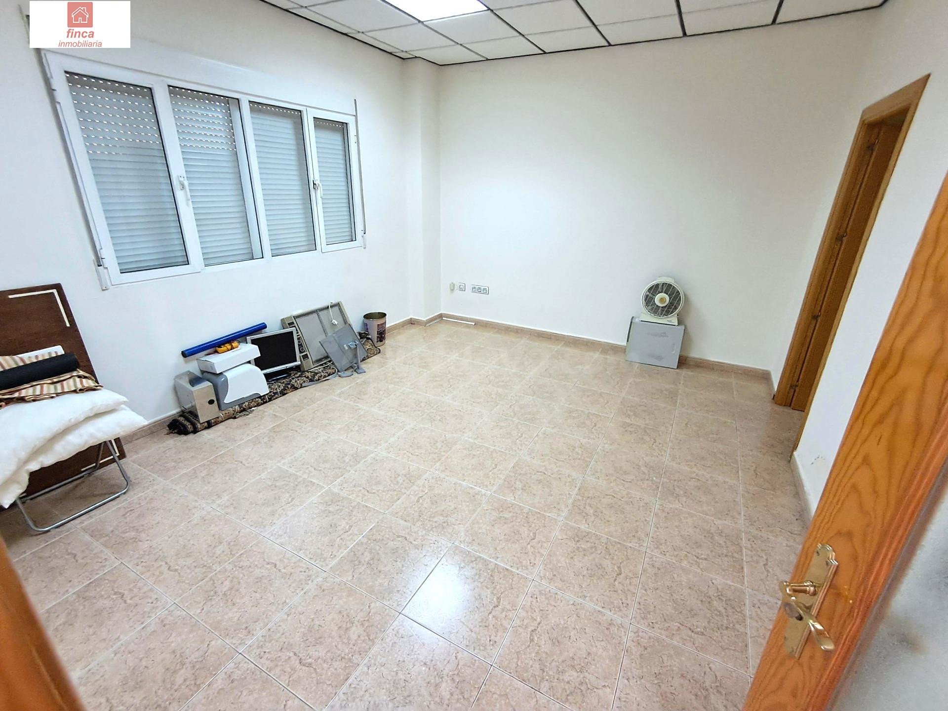 VENTA MONTIJO, LOCAL COMERCIAL U OFICINA EN ZONA CENTRO, CLIMATIZADO, LUMINOSO, DIVIDIDO EN DEPACHOS, BAÑO ADAPTADO - foto 2