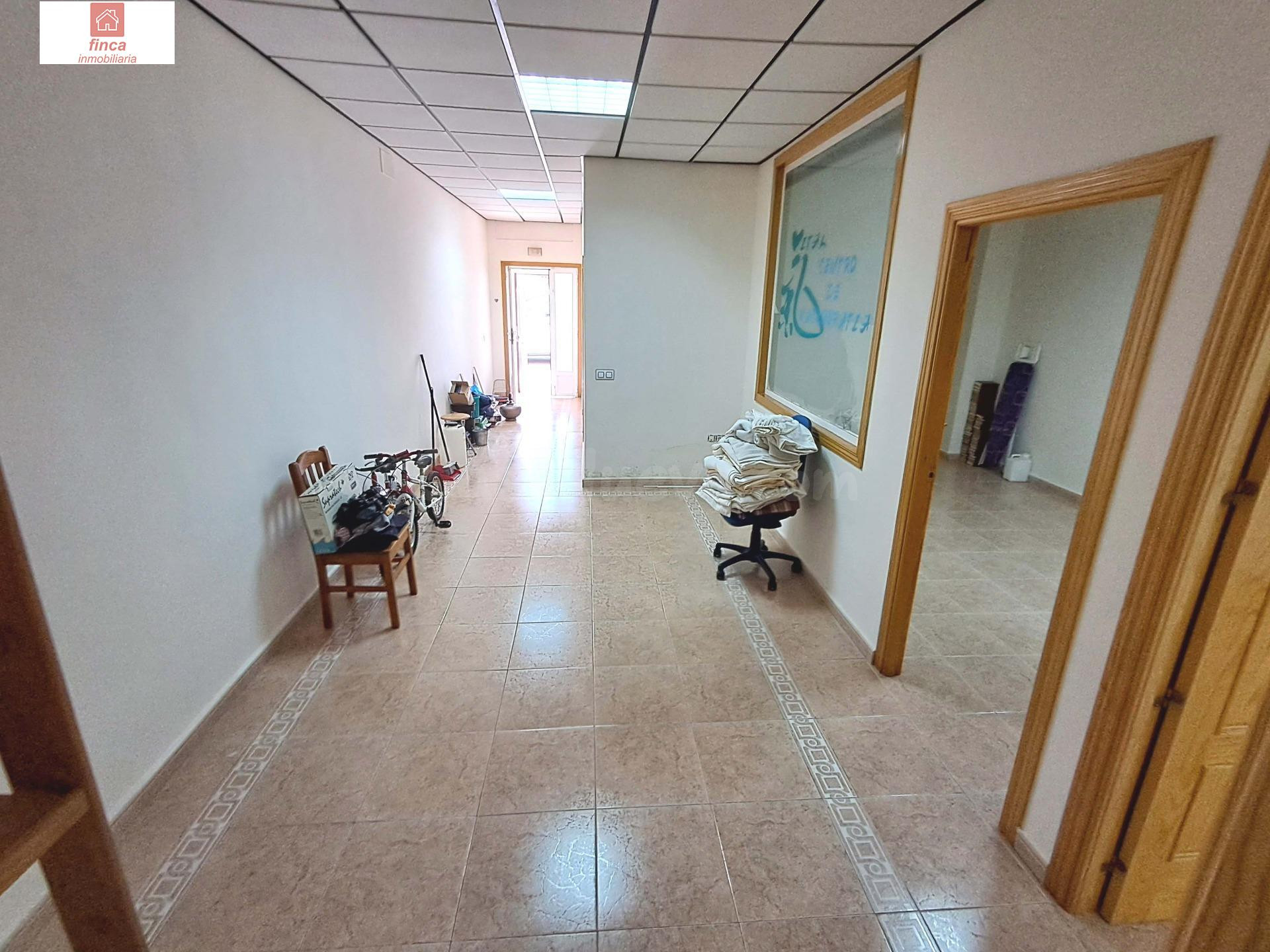 VENTA MONTIJO, LOCAL COMERCIAL U OFICINA EN ZONA CENTRO, CLIMATIZADO, LUMINOSO, DIVIDIDO EN DEPACHOS, BAÑO ADAPTADO - foto 3