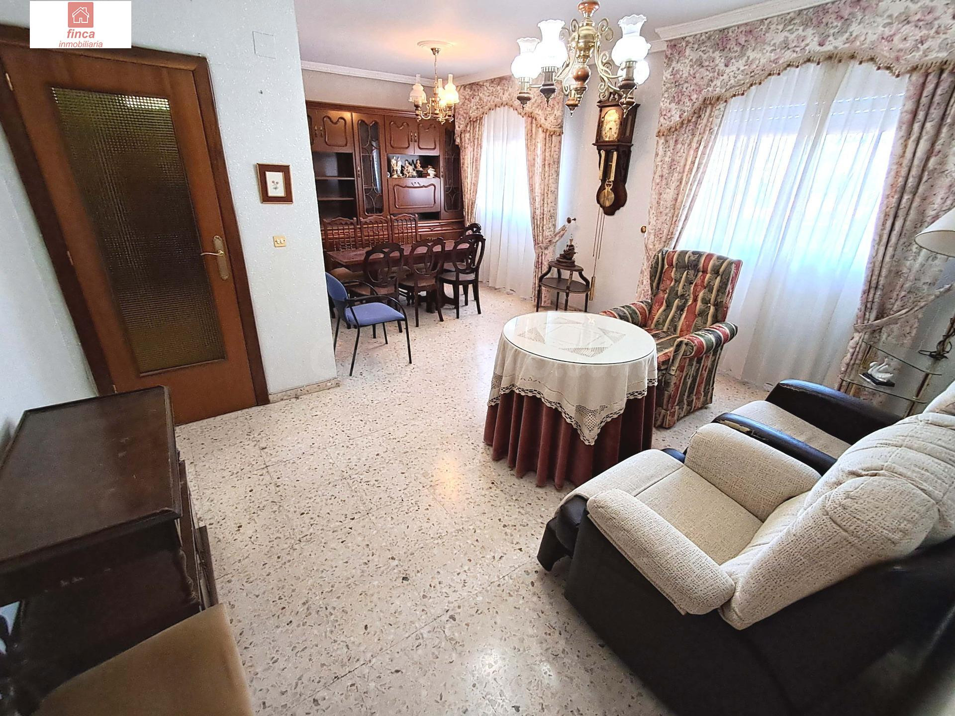 SE VENDE PISO PLANTA BAJA EN MONTIJO, ZONA EL MOLINO, ZONA TRANQUILA, LUMINOSO, Y CON PATIO MUY AMPLIO - foto 2