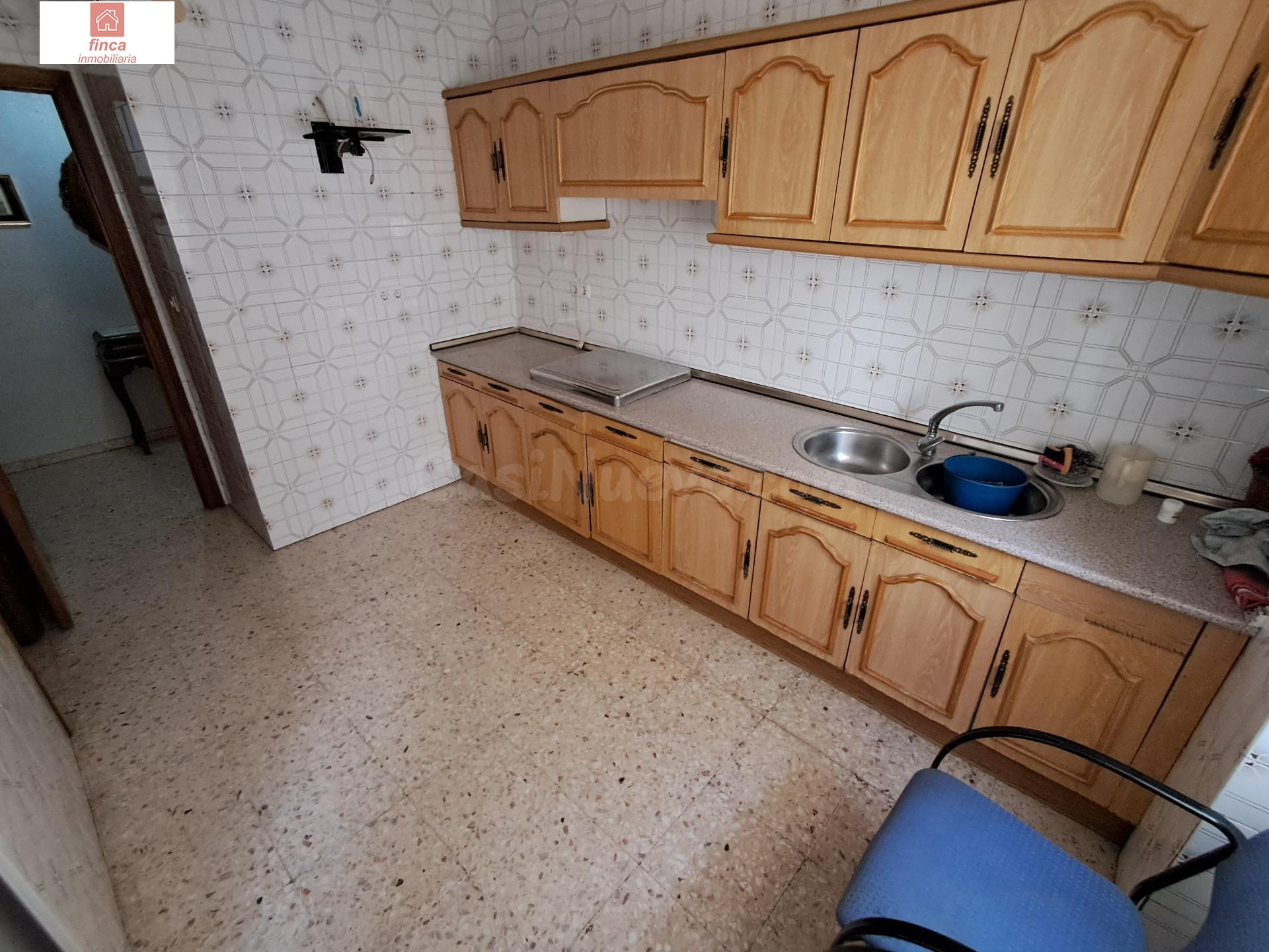 SE VENDE PISO PLANTA BAJA EN MONTIJO, ZONA EL MOLINO, ZONA TRANQUILA, LUMINOSO, Y CON PATIO MUY AMPLIO - foto 3
