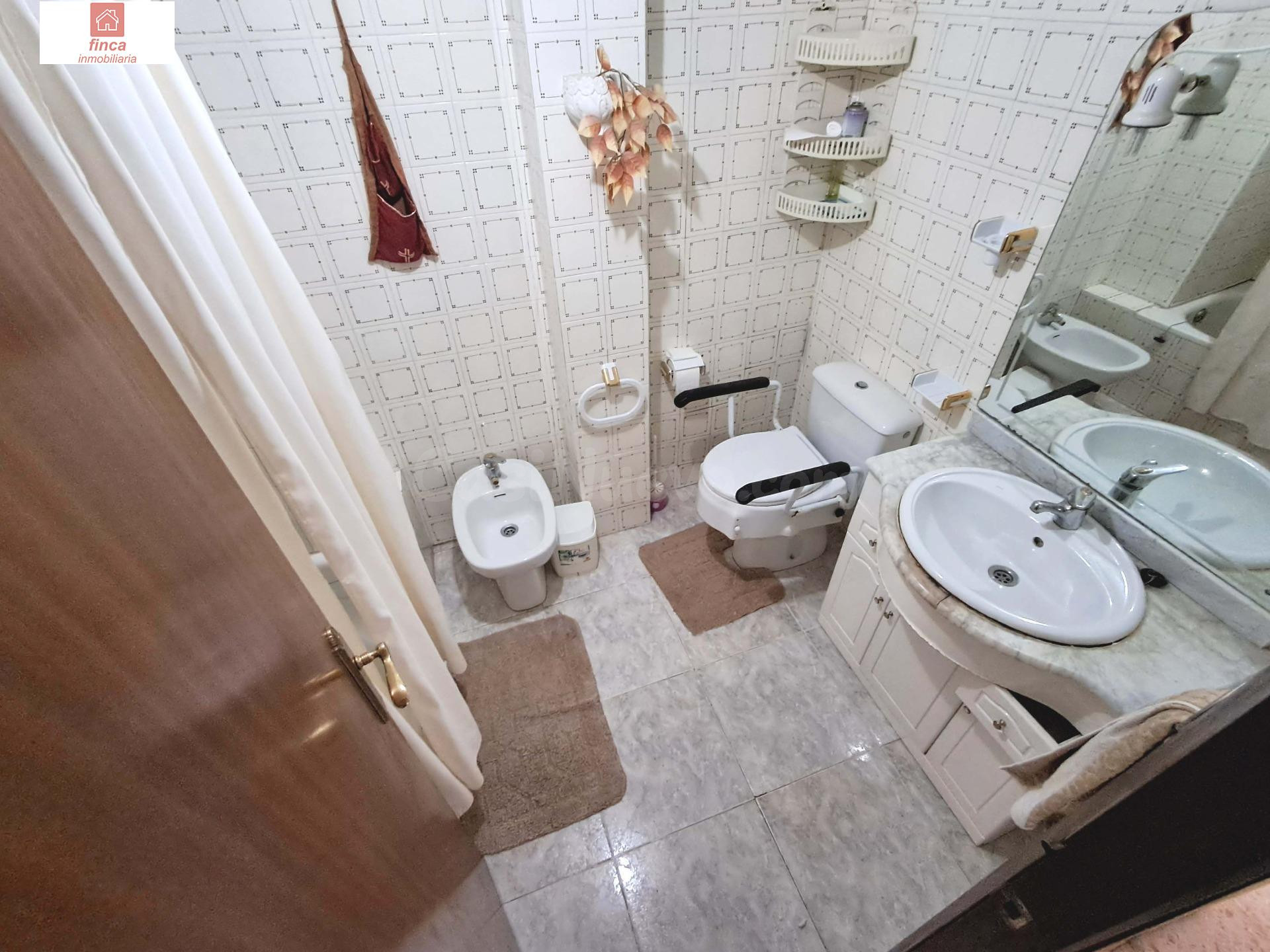 SE VENDE PISO PLANTA BAJA EN MONTIJO, ZONA EL MOLINO, ZONA TRANQUILA, LUMINOSO, Y CON PATIO MUY AMPLIO - foto 4