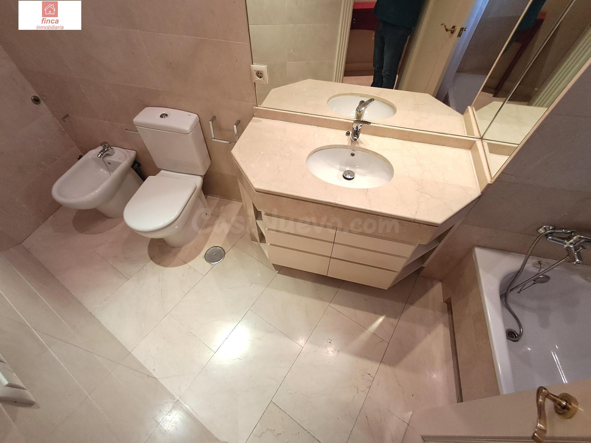 ALQUILER EN MONTIJO, ZONA CENTRO, PISO AMUEBLADO, CON ASCENSOR, CLIMATIZADO, CON EXCELENTES CALIDADES - foto 5