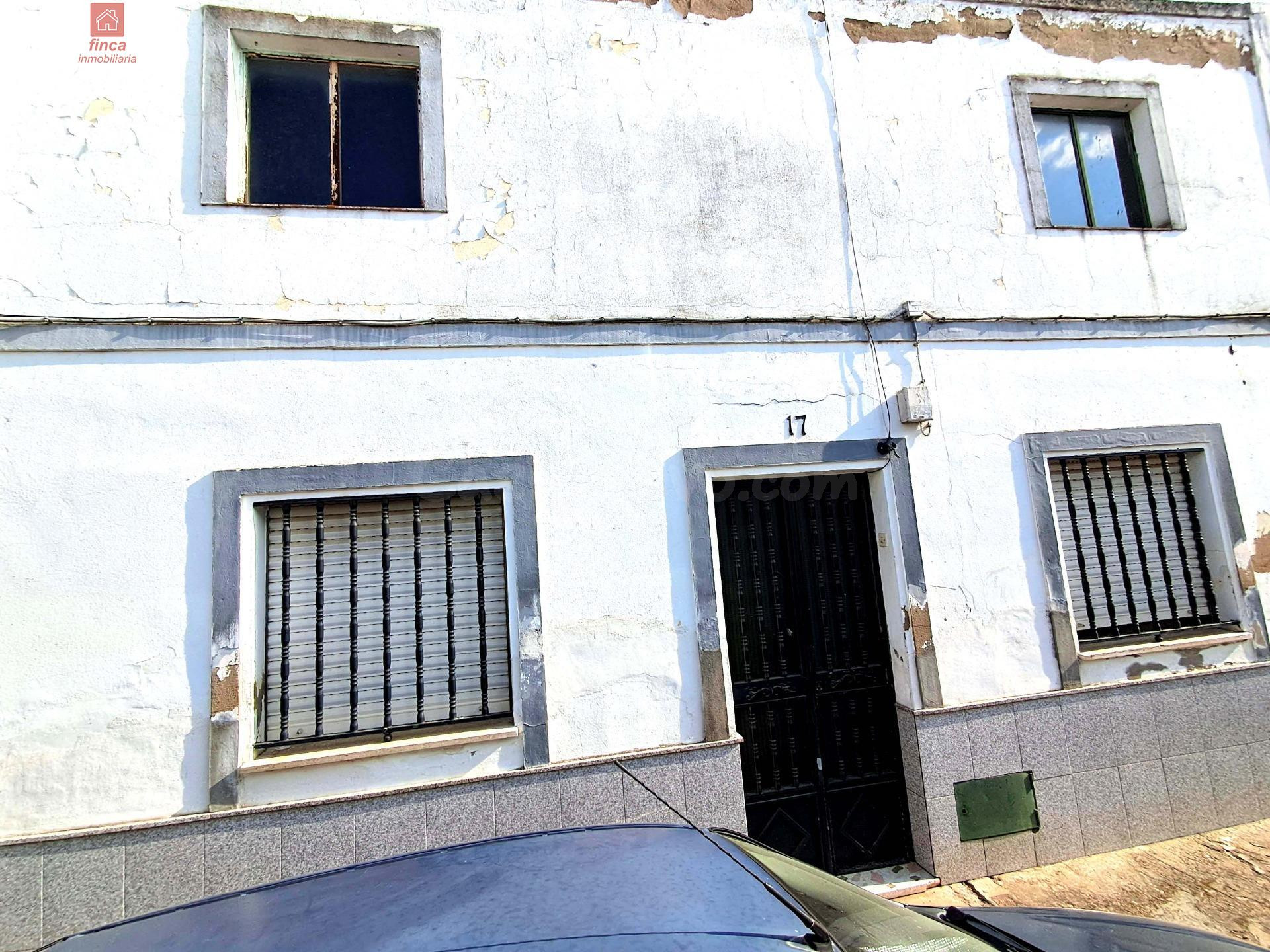 VENTA VIVIENDA DE PLANTA BAJA CON BUHARDILLA EN MONTIJO, ZONA LAS CUMBRES, AMPLIA Y LUMINOSA, CERCA DE COLEGIOS Y SERVICIOS