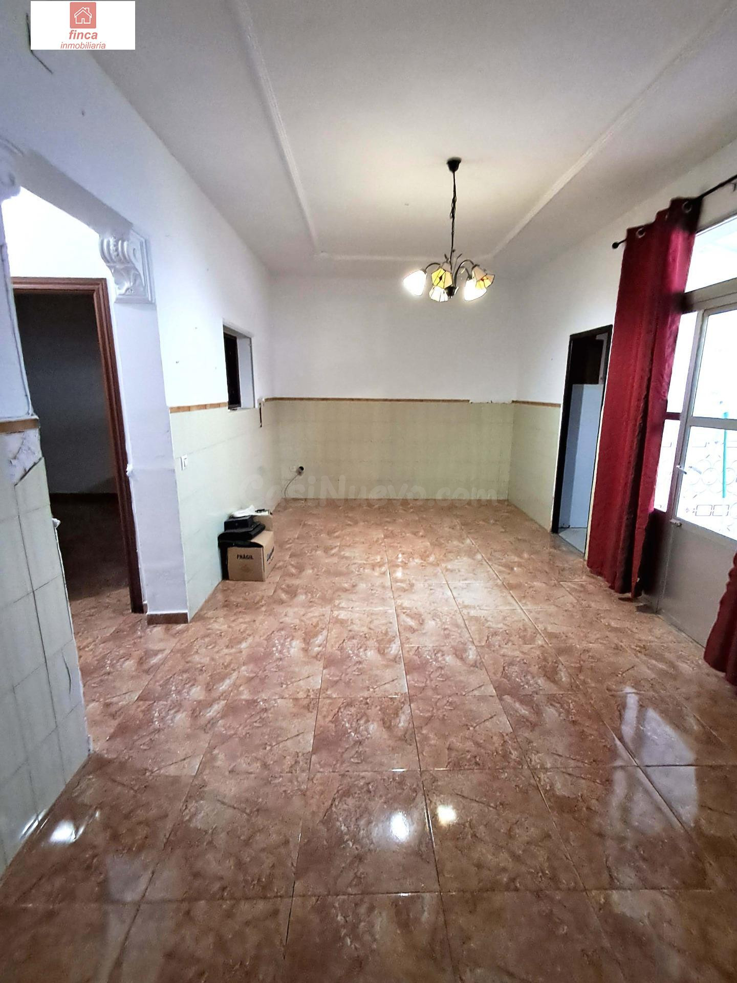 VENTA VIVIENDA DE PLANTA BAJA CON BUHARDILLA EN MONTIJO, ZONA LAS CUMBRES, AMPLIA Y LUMINOSA, CERCA DE COLEGIOS Y SERVICIOS - foto 2