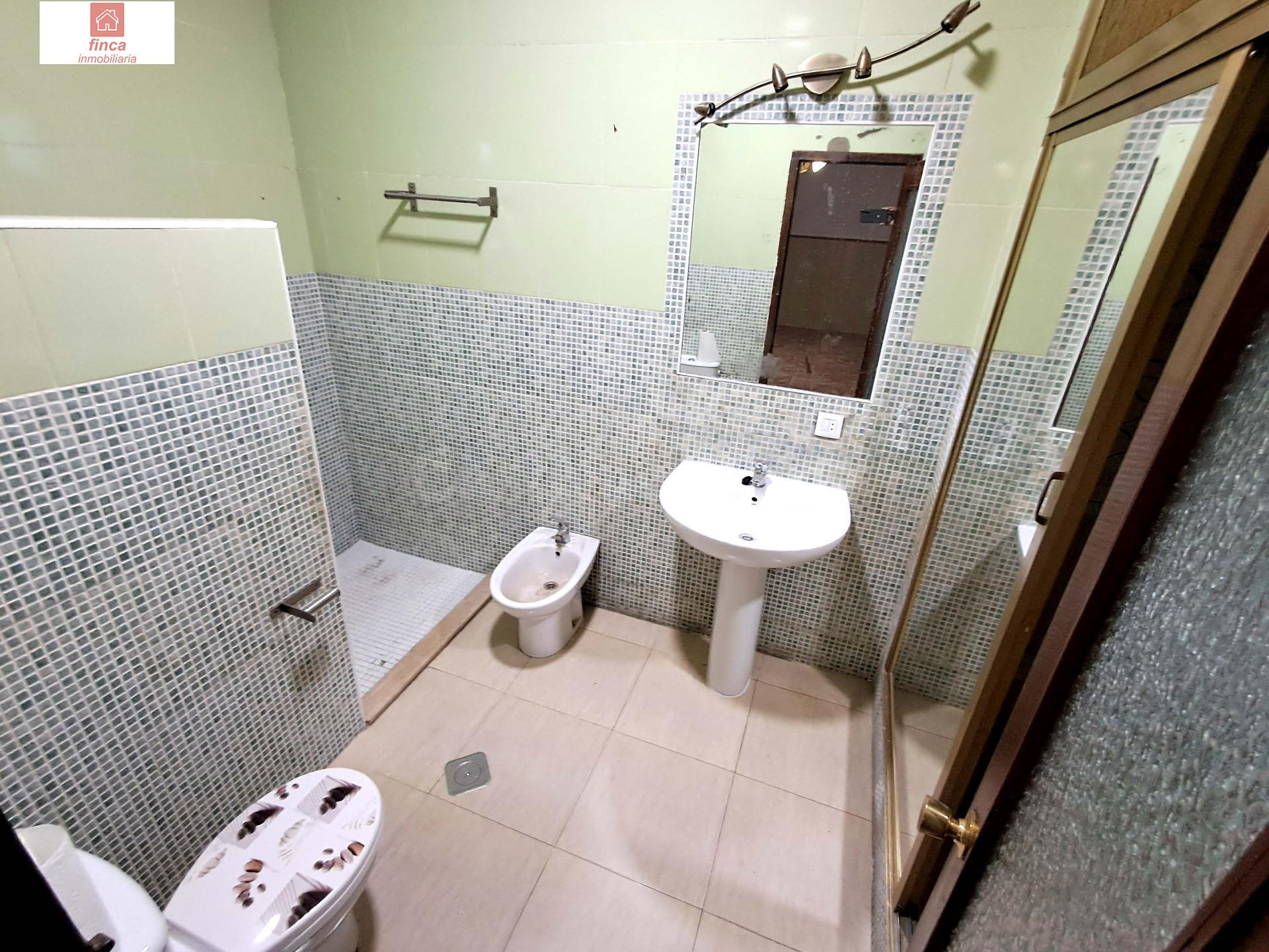 VENTA VIVIENDA DE PLANTA BAJA CON BUHARDILLA EN MONTIJO, ZONA LAS CUMBRES, AMPLIA Y LUMINOSA, CERCA DE COLEGIOS Y SERVICIOS - foto 3