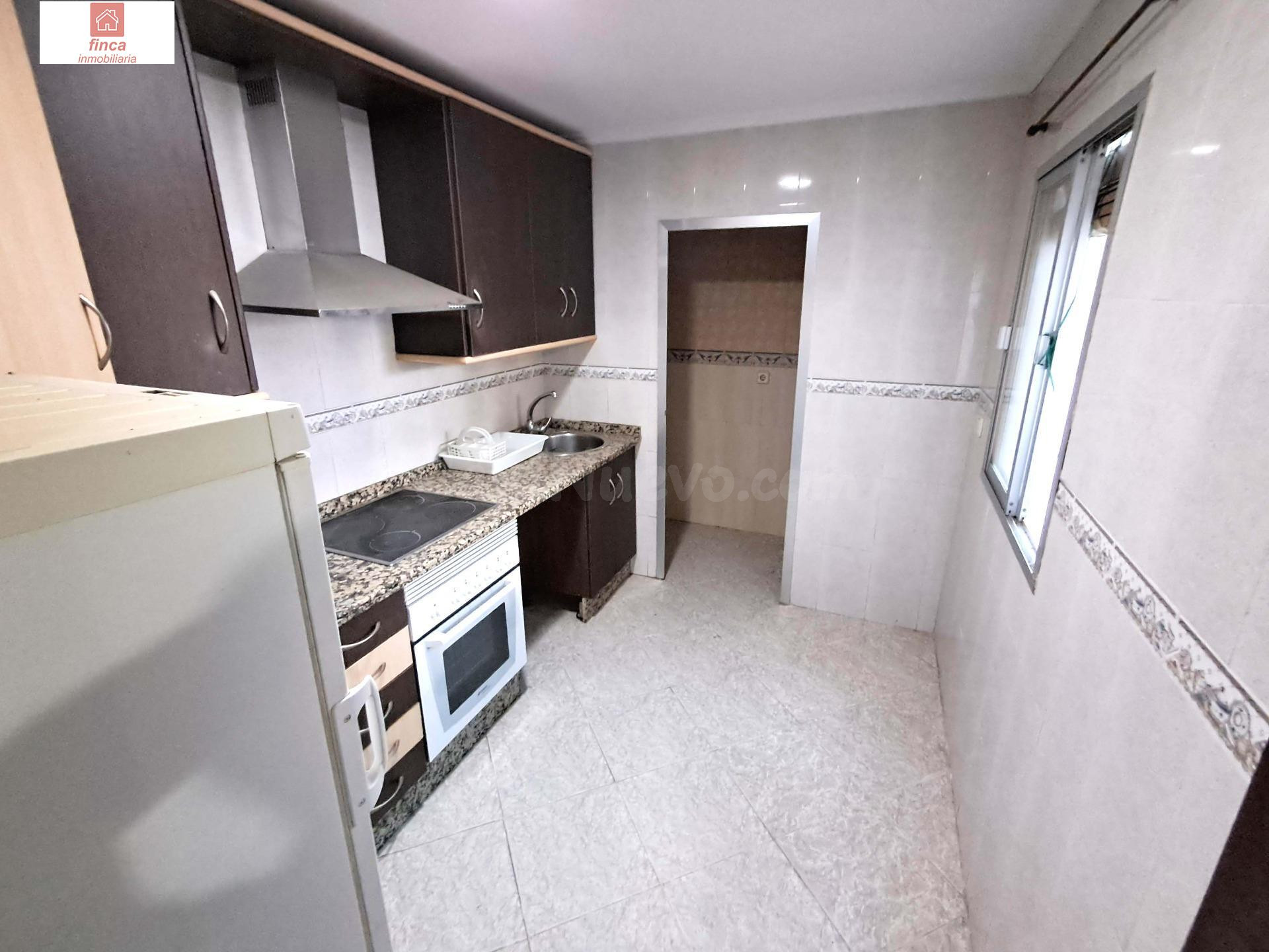VENTA VIVIENDA DE PLANTA BAJA CON BUHARDILLA EN MONTIJO, ZONA LAS CUMBRES, AMPLIA Y LUMINOSA, CERCA DE COLEGIOS Y SERVICIOS - foto 4