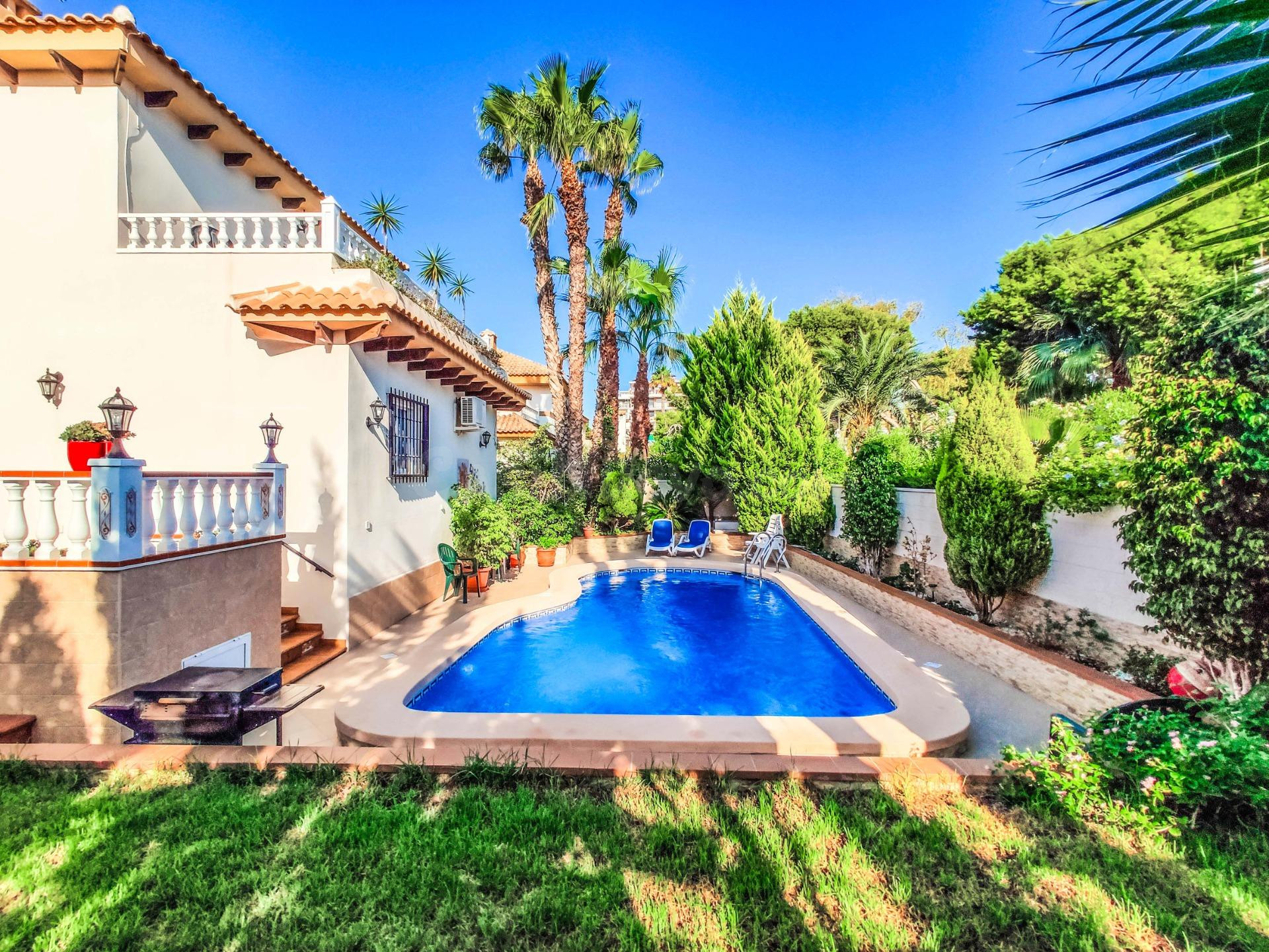 Chalet Vacacional con la piscina privada en La Zenia