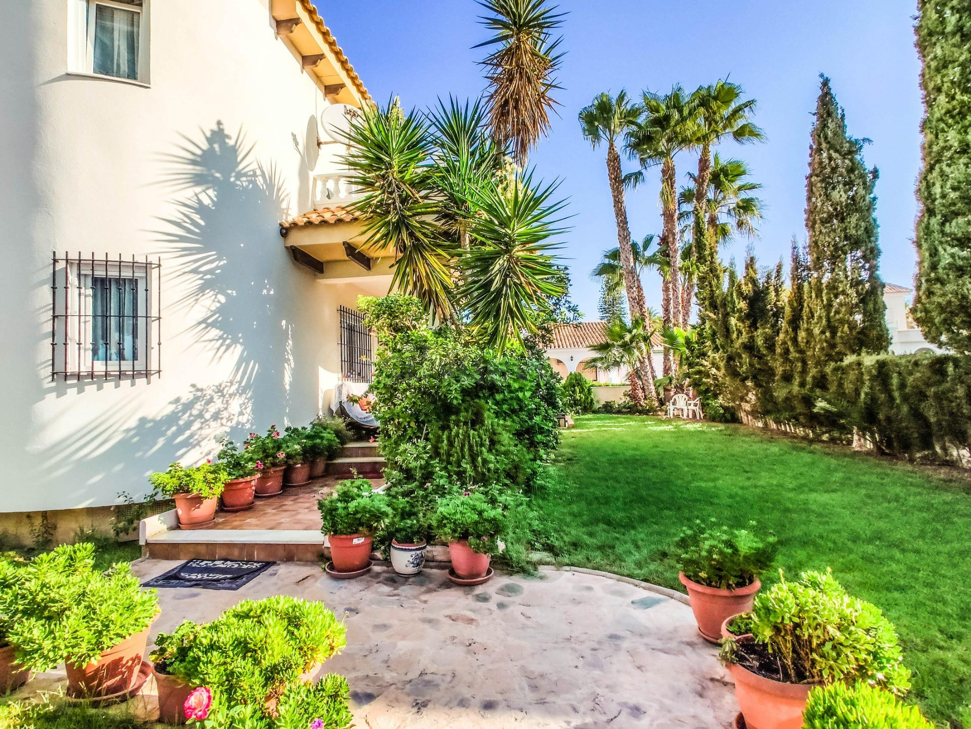Chalet Vacacional con la piscina privada en La Zenia - foto 3