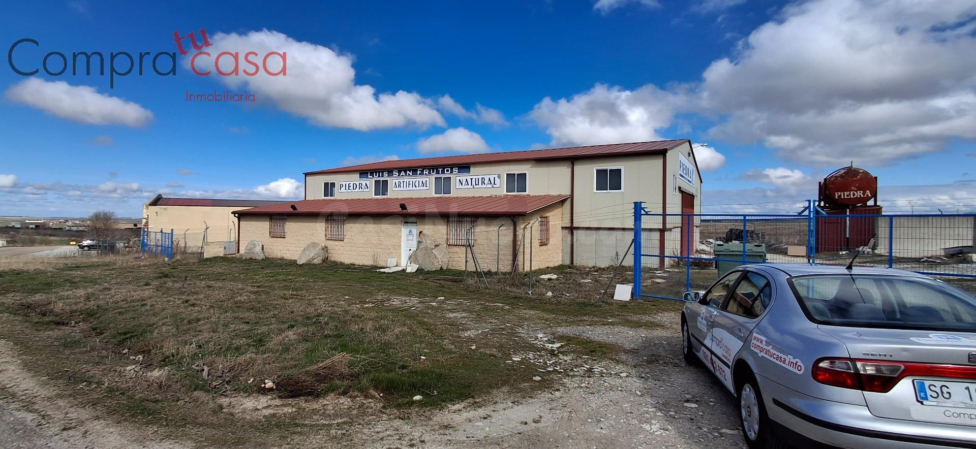 VENTA DE NAVE INDUSTRIAL CON CAMPA.