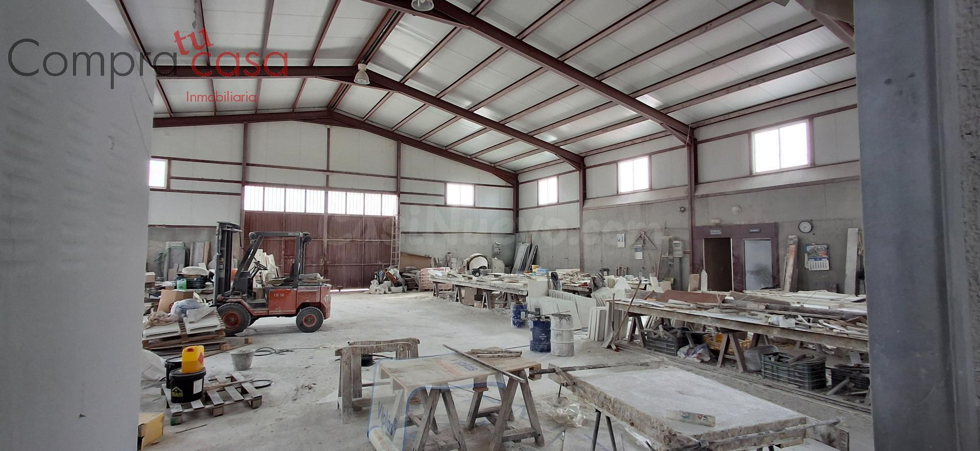 VENTA DE NAVE INDUSTRIAL CON CAMPA. - foto 2