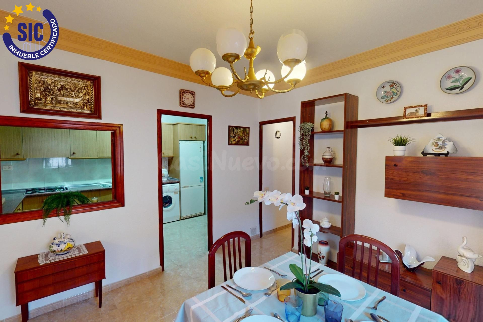 Casa esquinera con 3 dormitorios y con solarium en la parte alta de Alcora con un patio de 70 m2 y para entrar a vivir,
