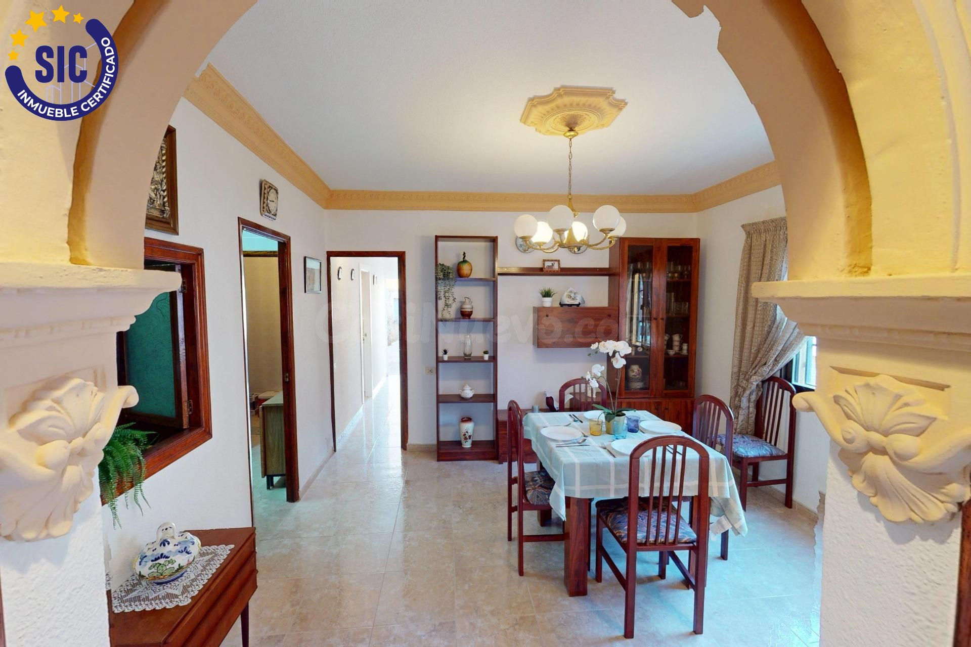 Casa esquinera con 3 dormitorios y con solarium en la parte  - foto 2
