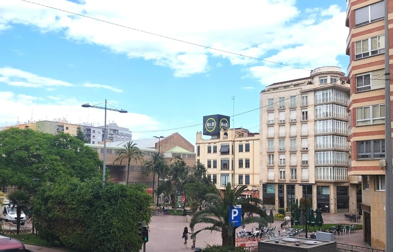 Vivienda amplia con vistas a la Plaza Fadrell de 4 habitaciones y 2 baños con balcón y patio de 37 m en Castellón