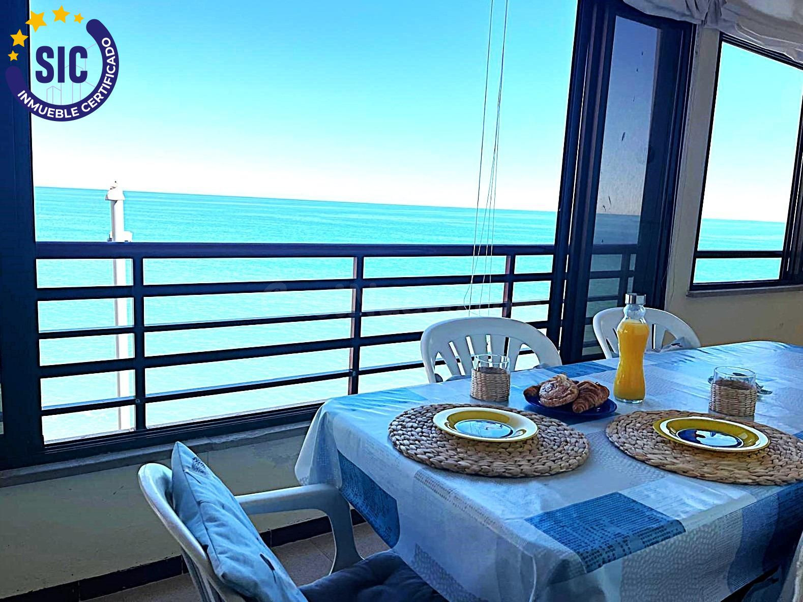 Atractivo apartamento con vistas espectaculares al mar.