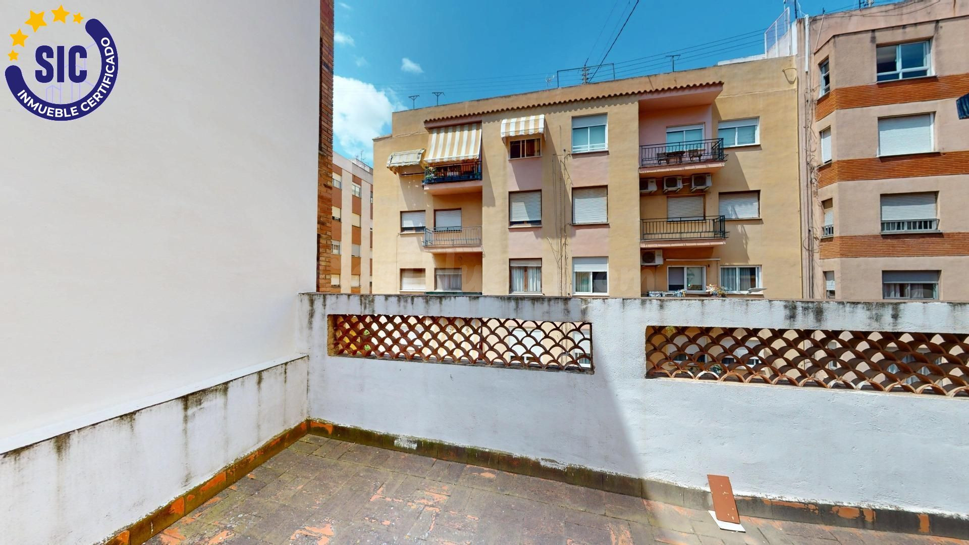 Casa en zona Avda. Capuchinos de planta baja y dos alturas en Castellón - foto 2