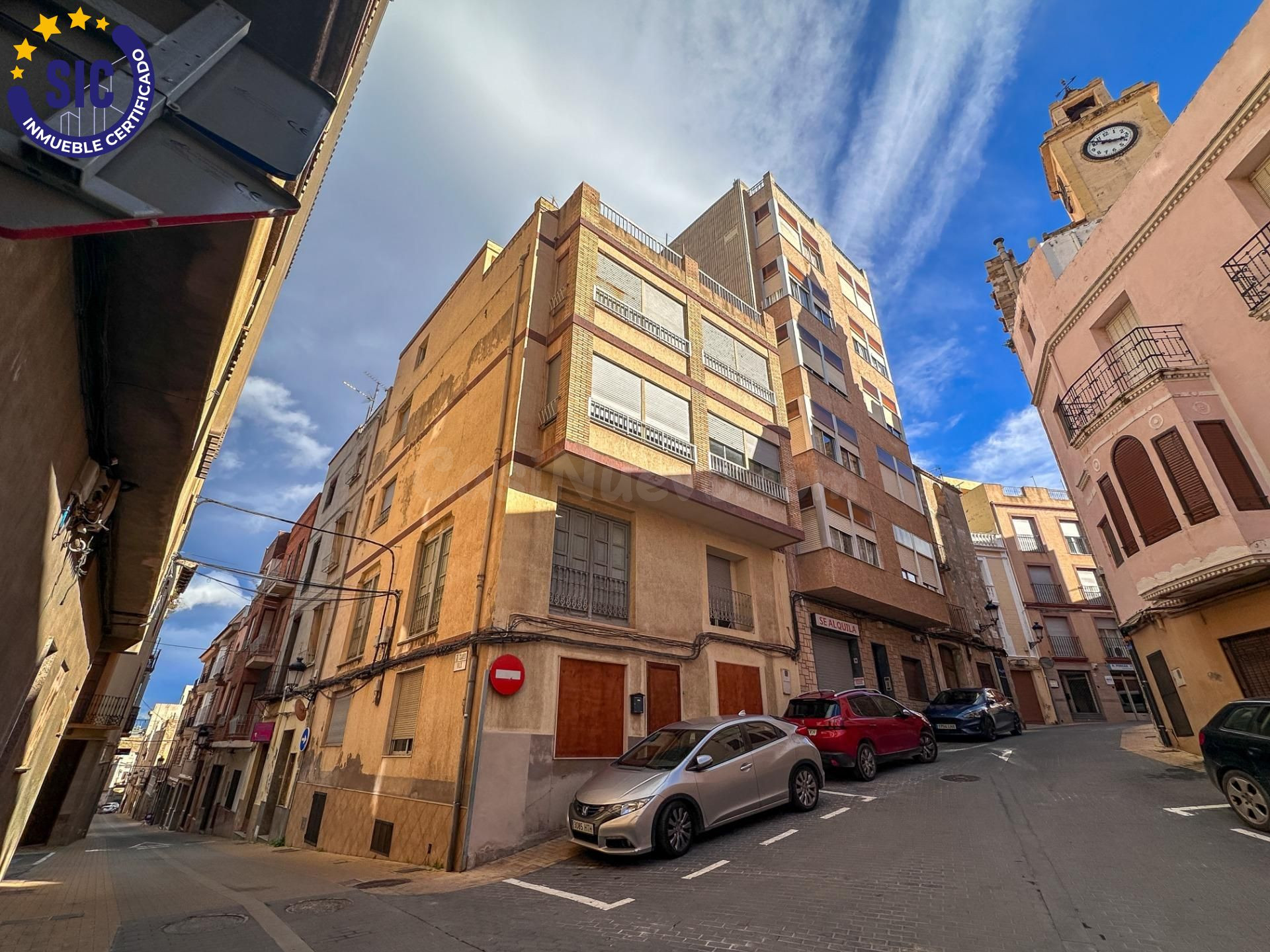 Gran casa o edificio en el corazón de Alcora con 12 dormitorios, 4 baños, 1 aseo, 2 cocinas y dos sótanos, ideal para familia numerosa e inversor para alquiler de habitaciones.