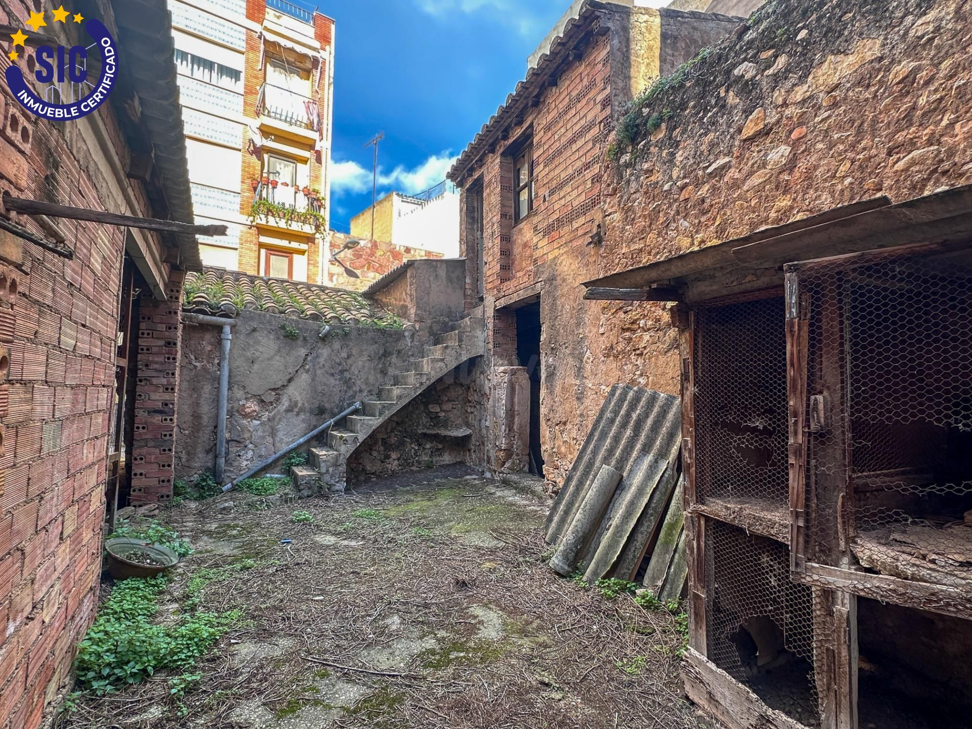 Solar o terreno (patio) en la parte alta de Alcora para poder edificar tu vivienda o hacer varias como inversionista. También se podría hacer garajes para vecinos.