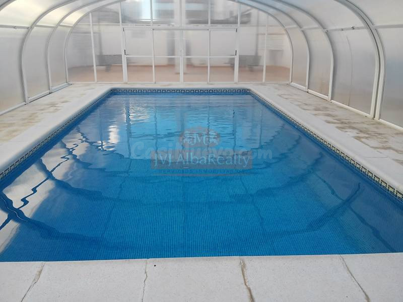SE ALQUILA ADOSADO EN FACULTAD DE MEDICINA CON PISCINA CLIMATIZADA, CUATRO DORMITORIOS Y GARAJE