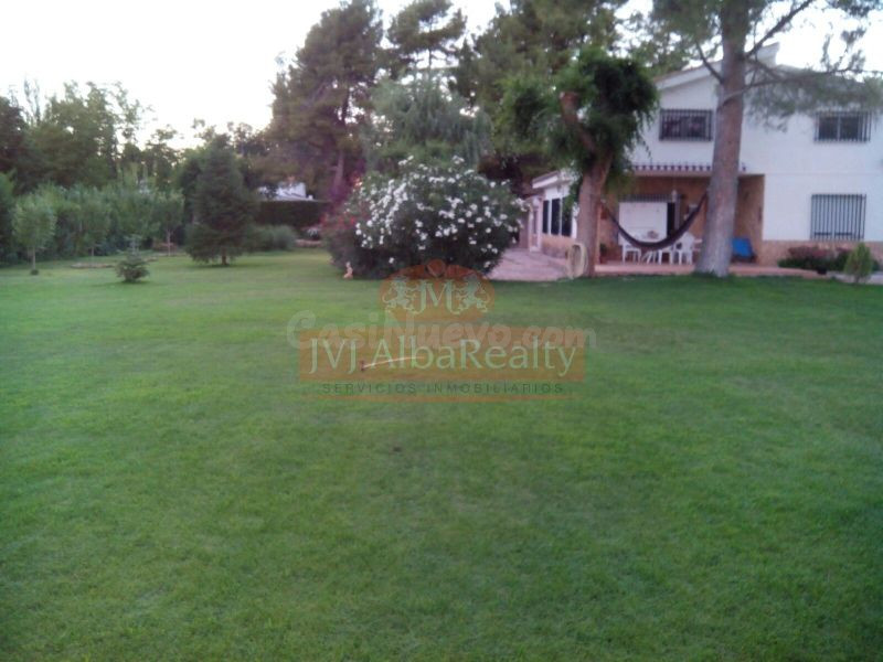 SE VENDE PARCELA 2200m.CON CASA SEMINUEVA 230m. CON ZONAS VERDES, BARBACOA Y PISCINA EN AGUASOL