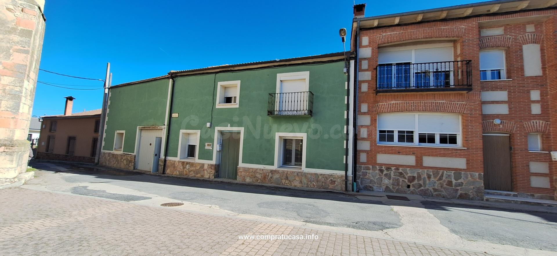 VENTA CASA DE PUEBLO CON PATIO Y GARAJES.