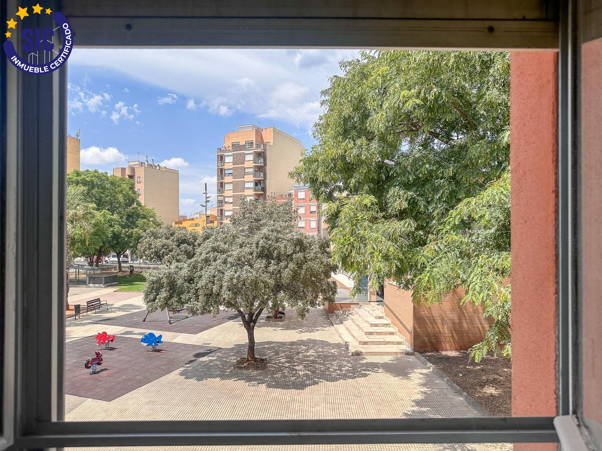 Casa con entrada por dos calles: C/ Pintor Montoliu y C/ Almansa de planta baja y dos alturas, frente a la plaza islas Columbretes en Castellón de la Plana