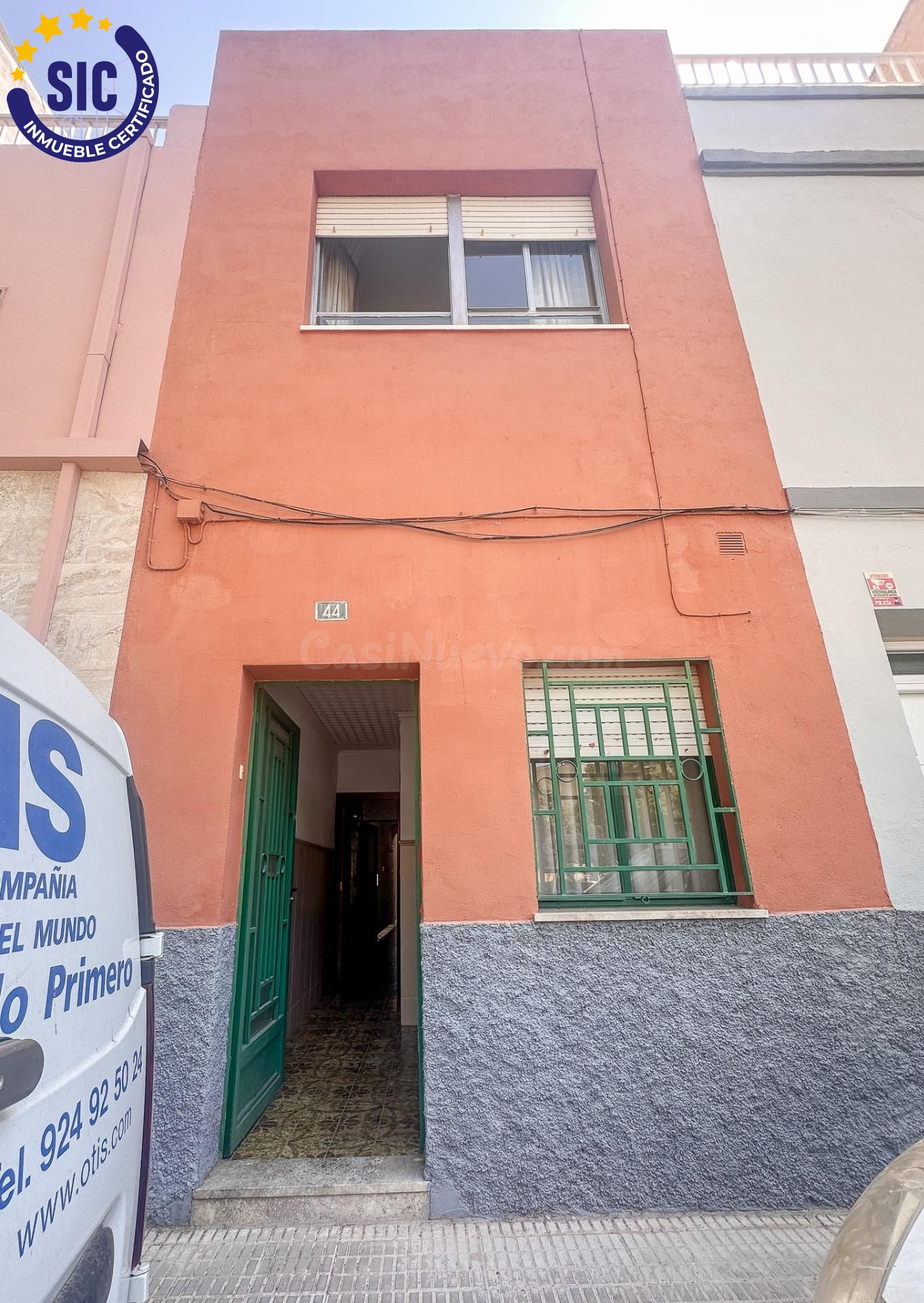 Casa con entrada por dos calles: C/ Pintor Montoliu y C/ Almansa de planta baja y dos alturas, frente a la plaza islas Columbretes en Castellón de la Plana - foto 2