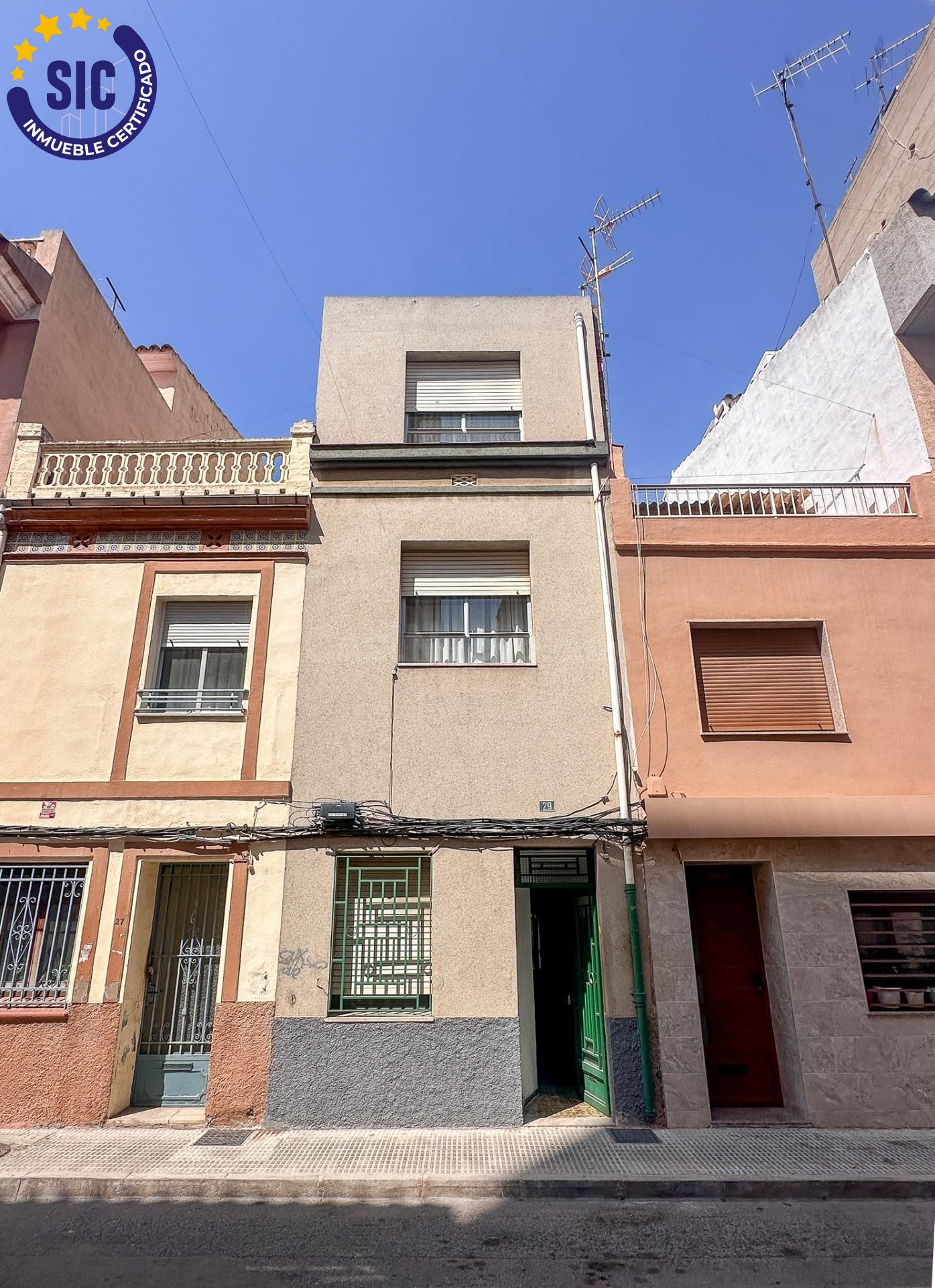 Casa con entrada por dos calles: C/ Pintor Montoliu y C/ Almansa de planta baja y dos alturas, frente a la plaza islas Columbretes en Castellón de la Plana - foto 3