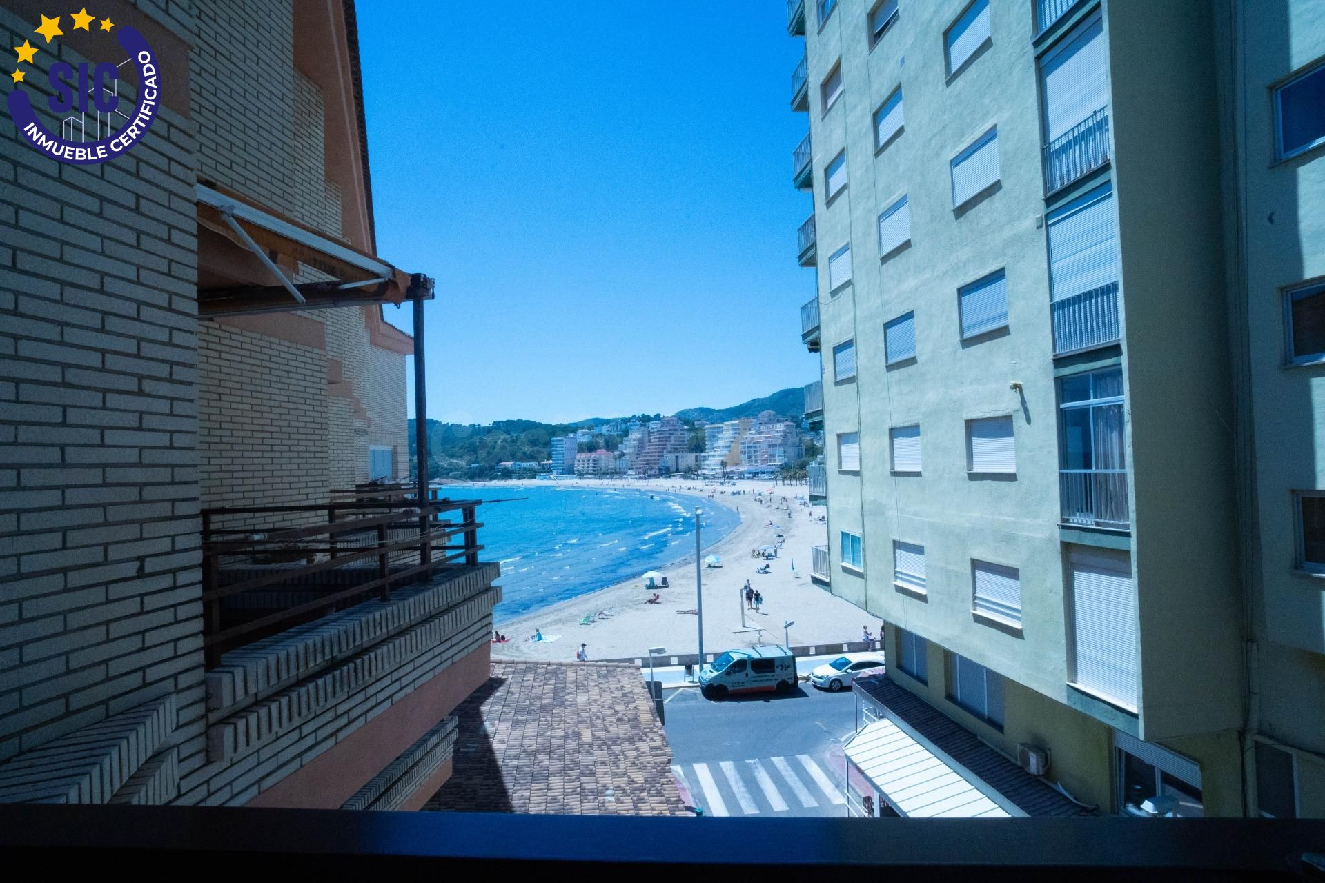 Apartamento dúplex  de 3 dormitorios, 2 baños, aseo y garaje en primera línea en playa de la Concha
