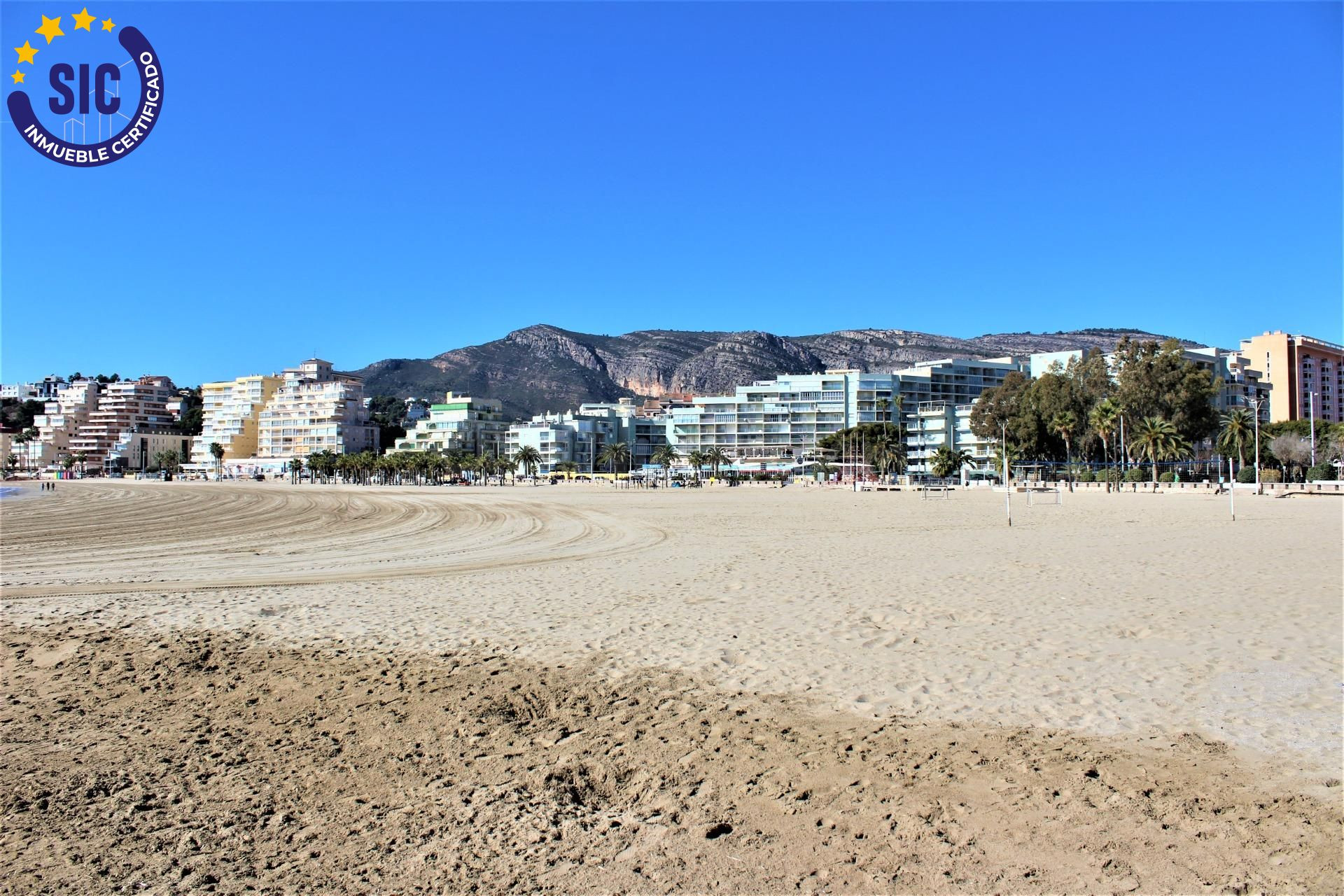 Apartamento dúplex  de 3 dormitorios, 2 baños, aseo y garaje en primera línea en playa de la Concha - foto 3