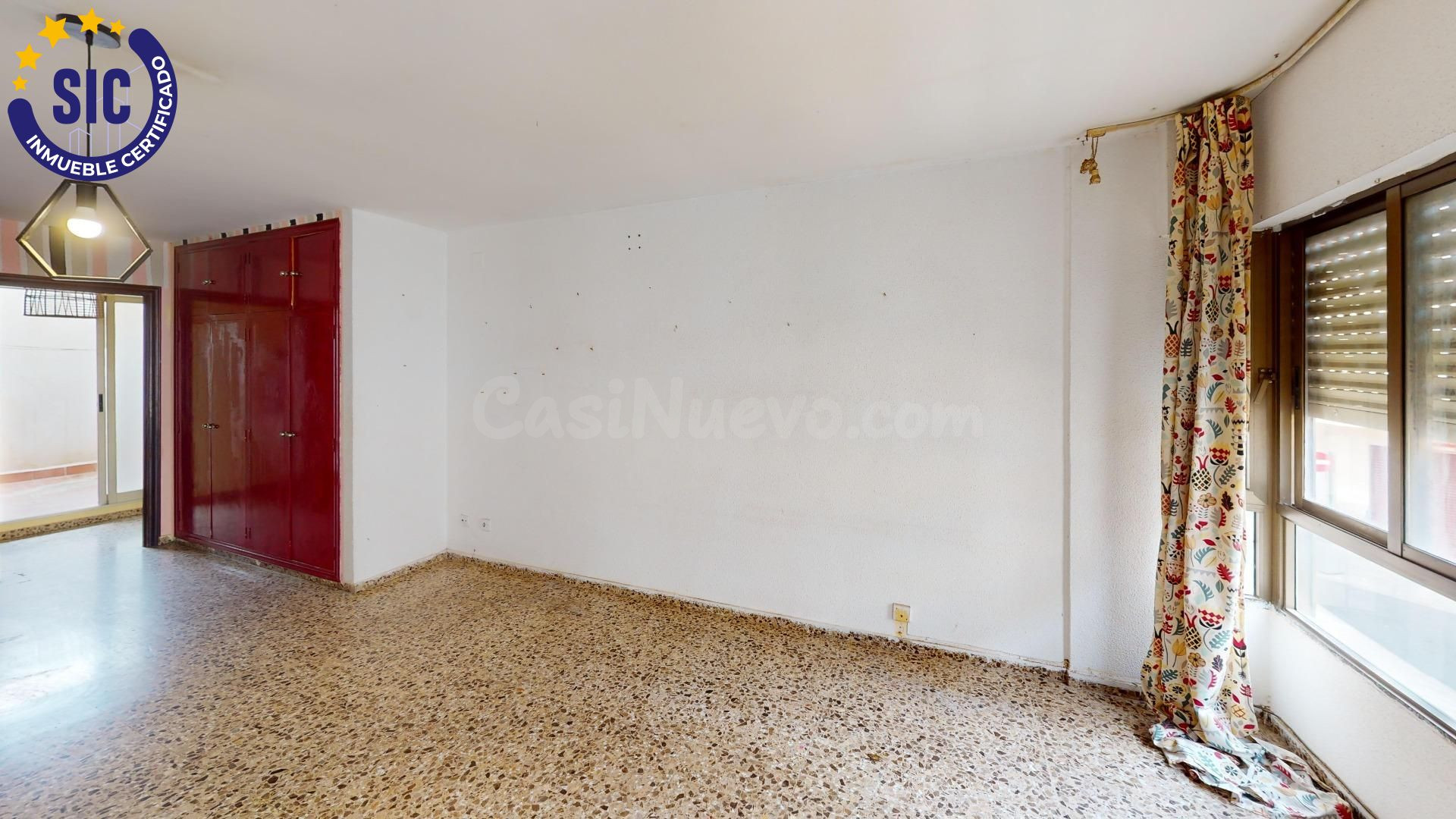 Estudio en zona de bajas emisiones en el Raval de Castellón para reformar con patio - foto 4