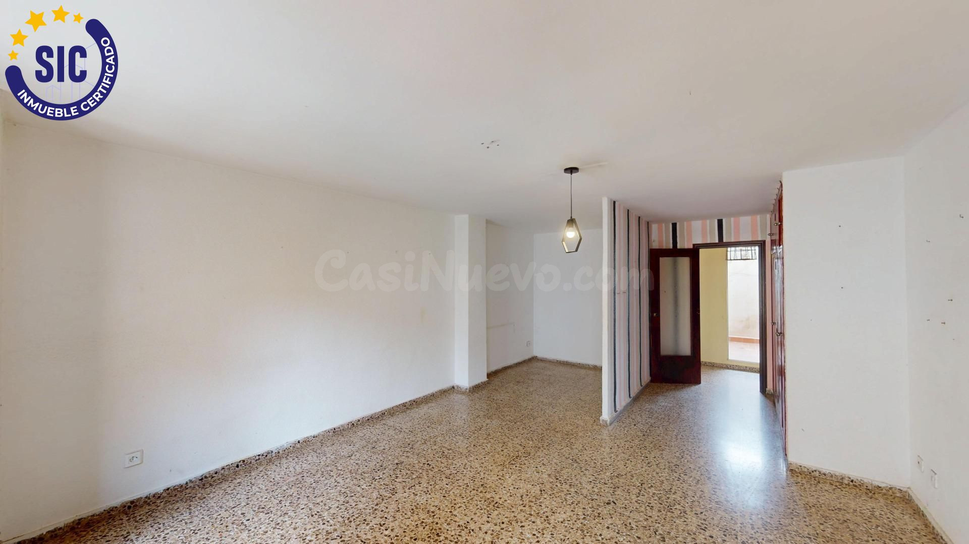 Estudio en zona de bajas emisiones en el Raval de Castellón para reformar con patio - foto 5