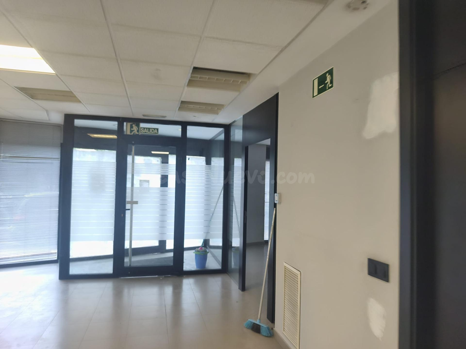 Local esquinero en el centro de Castellón de entidad bancaria - foto 3